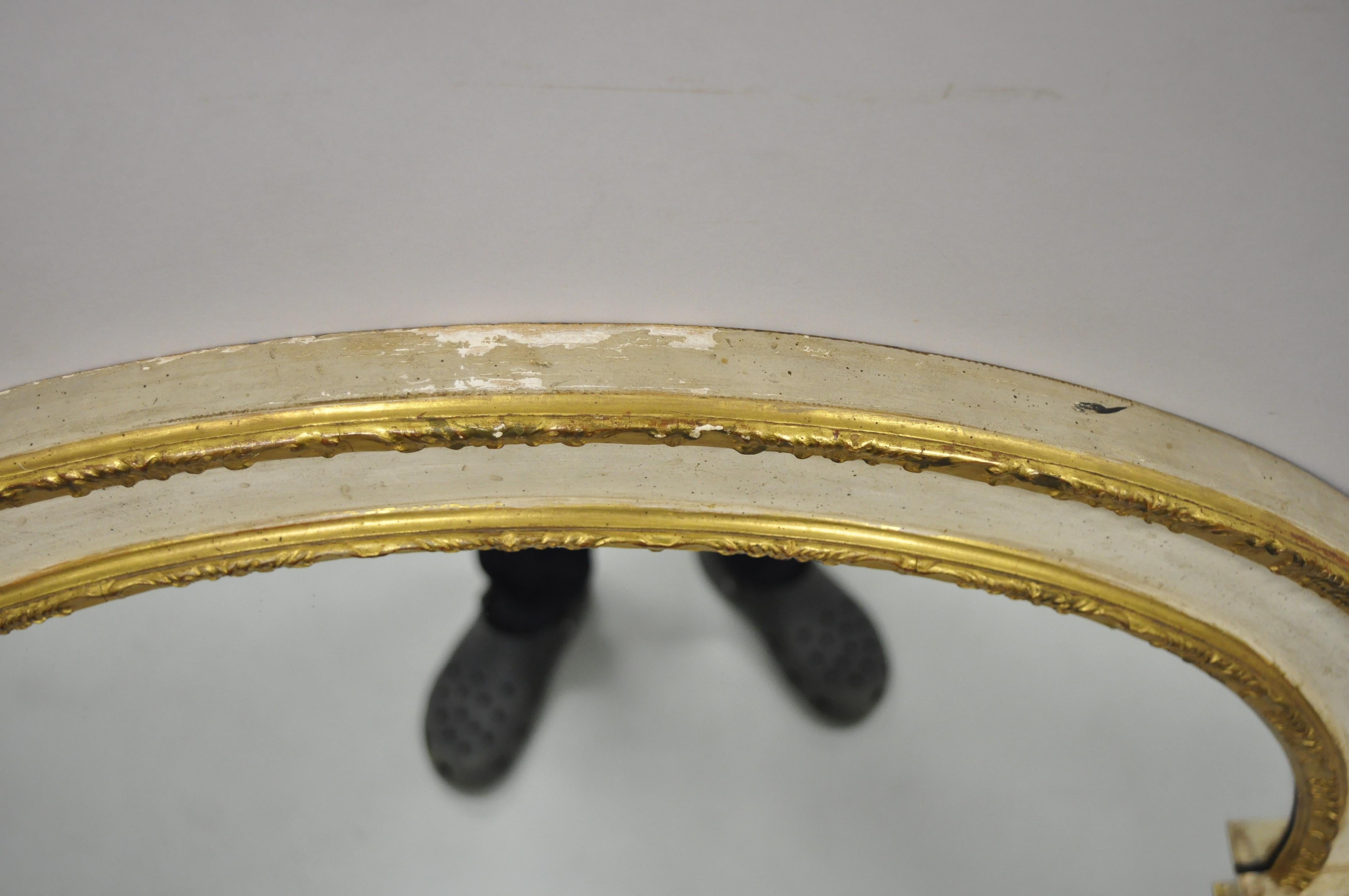 Großer italienischer neoklassizistischer geschnitzter, vergoldeter Trumeau-Konsolenspiegel mit gewölbter Platte im Angebot 3