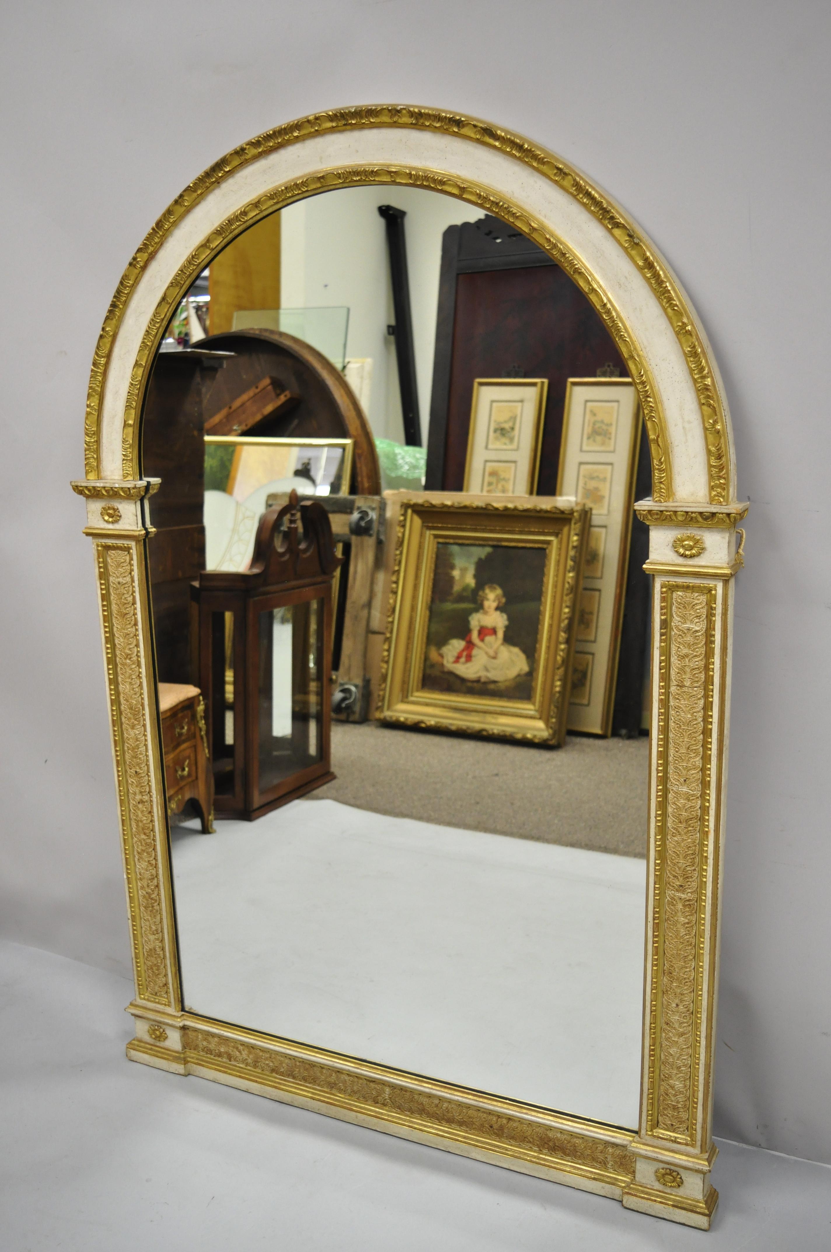 Antique miroir de console néoclassique italien sculpté et doré à l'or fin, avec un grand trumeau. Cet article se caractérise par son sommet arqué, sa grande taille, son cadre en bois massif, sa finition dorée et vieillie, ses détails joliment