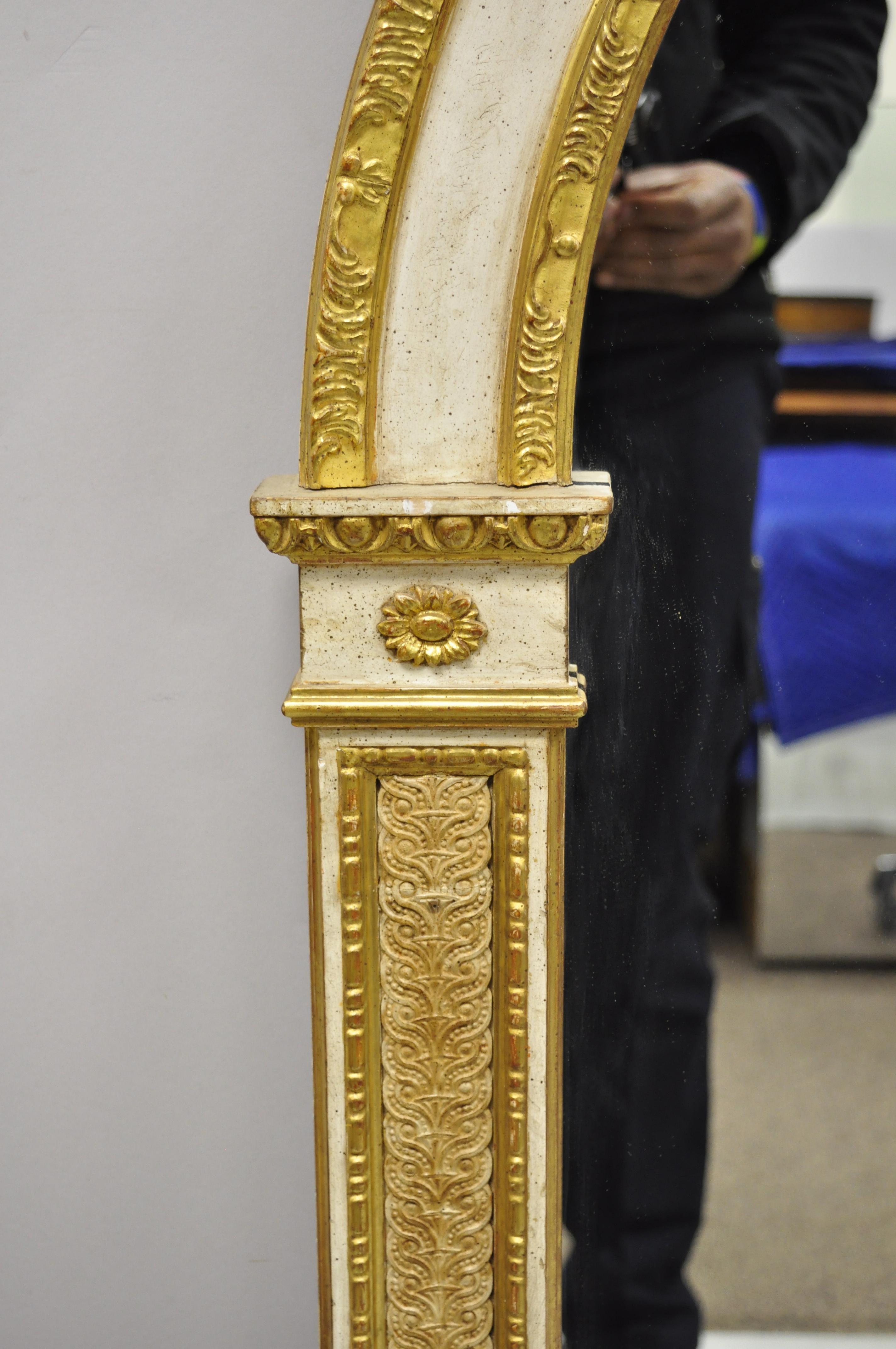 Grand miroir console Trumeau néoclassique italien sculpté, doré et arqué, avec plateau arqué Bon état - En vente à Philadelphia, PA