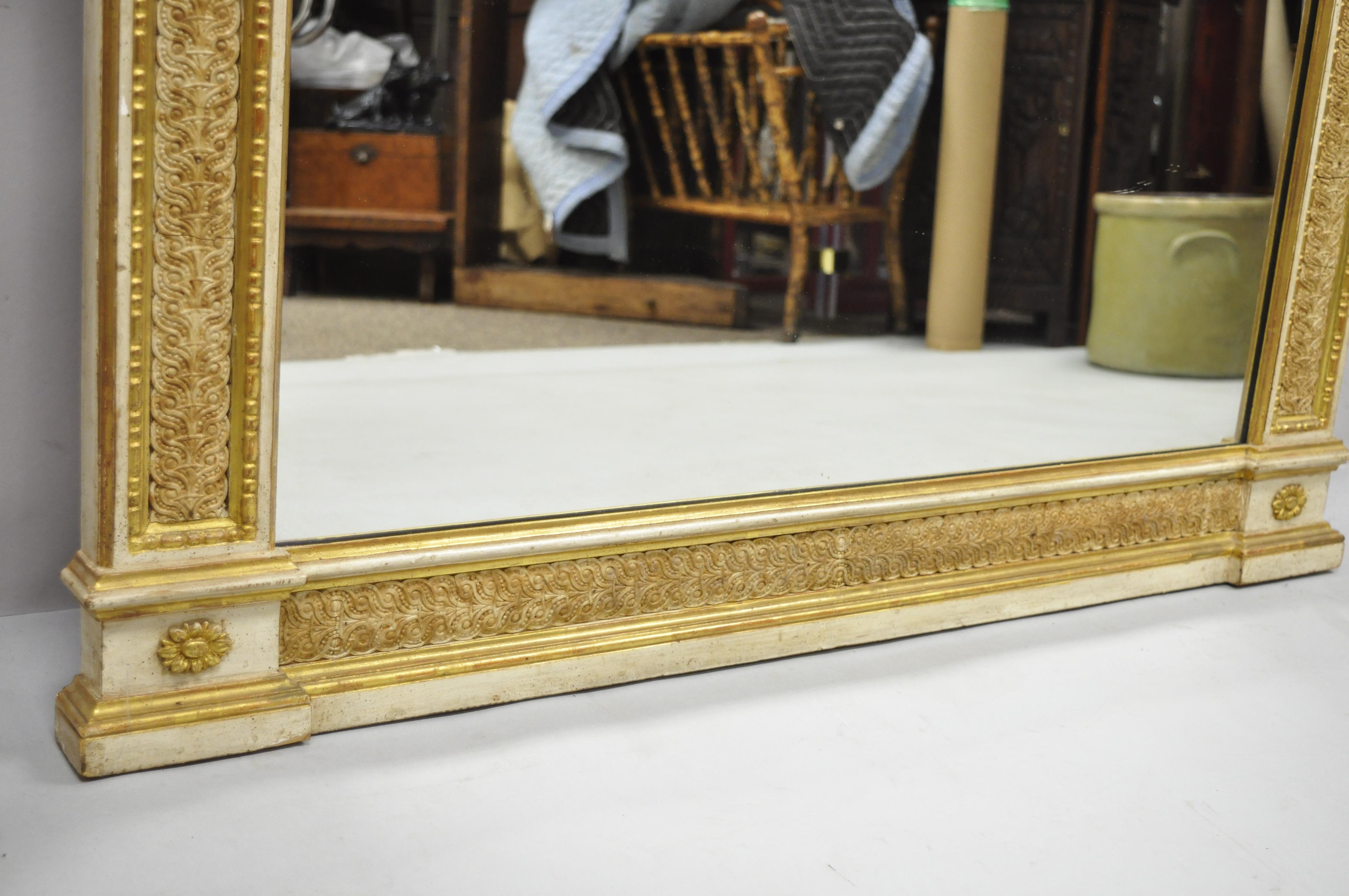20ième siècle Grand miroir console Trumeau néoclassique italien sculpté, doré et arqué, avec plateau arqué en vente