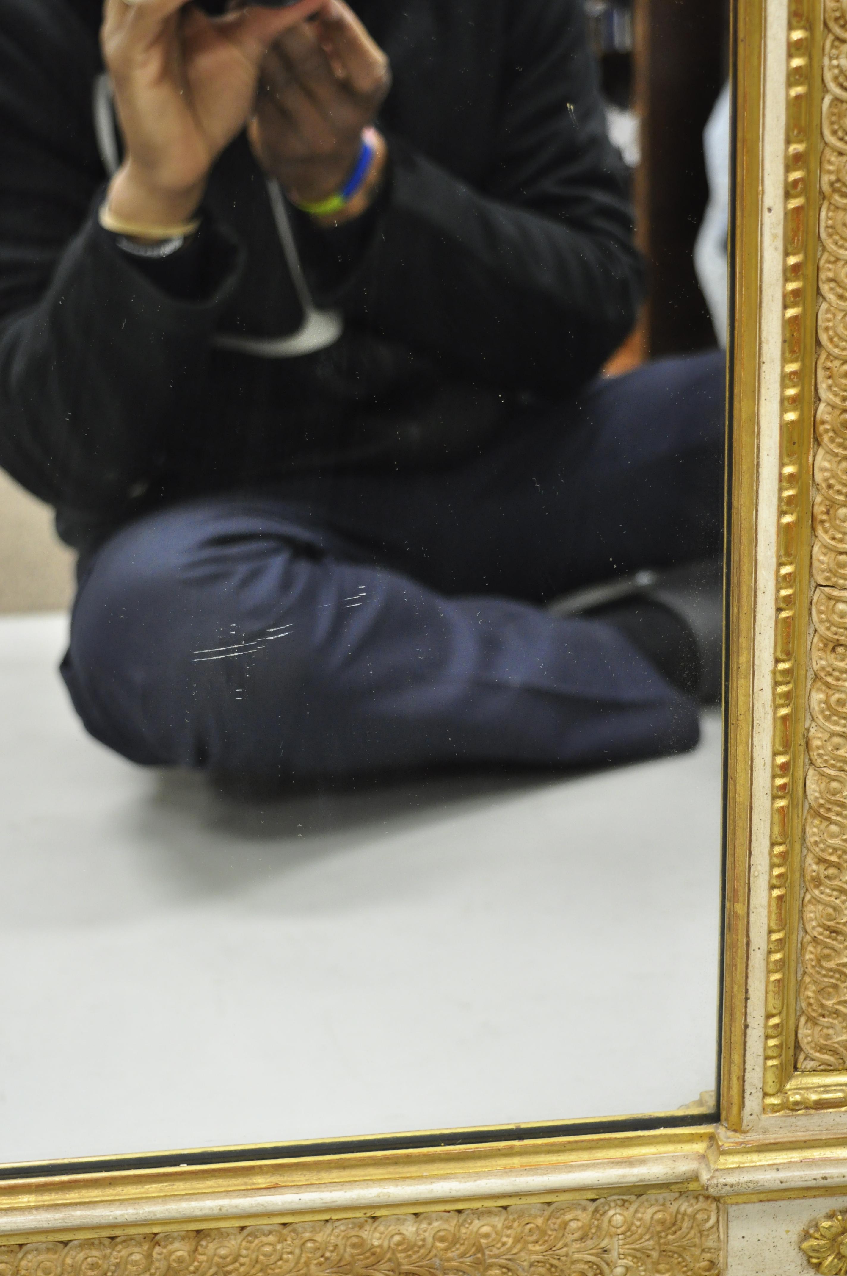 Großer italienischer neoklassizistischer geschnitzter, vergoldeter Trumeau-Konsolenspiegel mit gewölbter Platte im Angebot 2