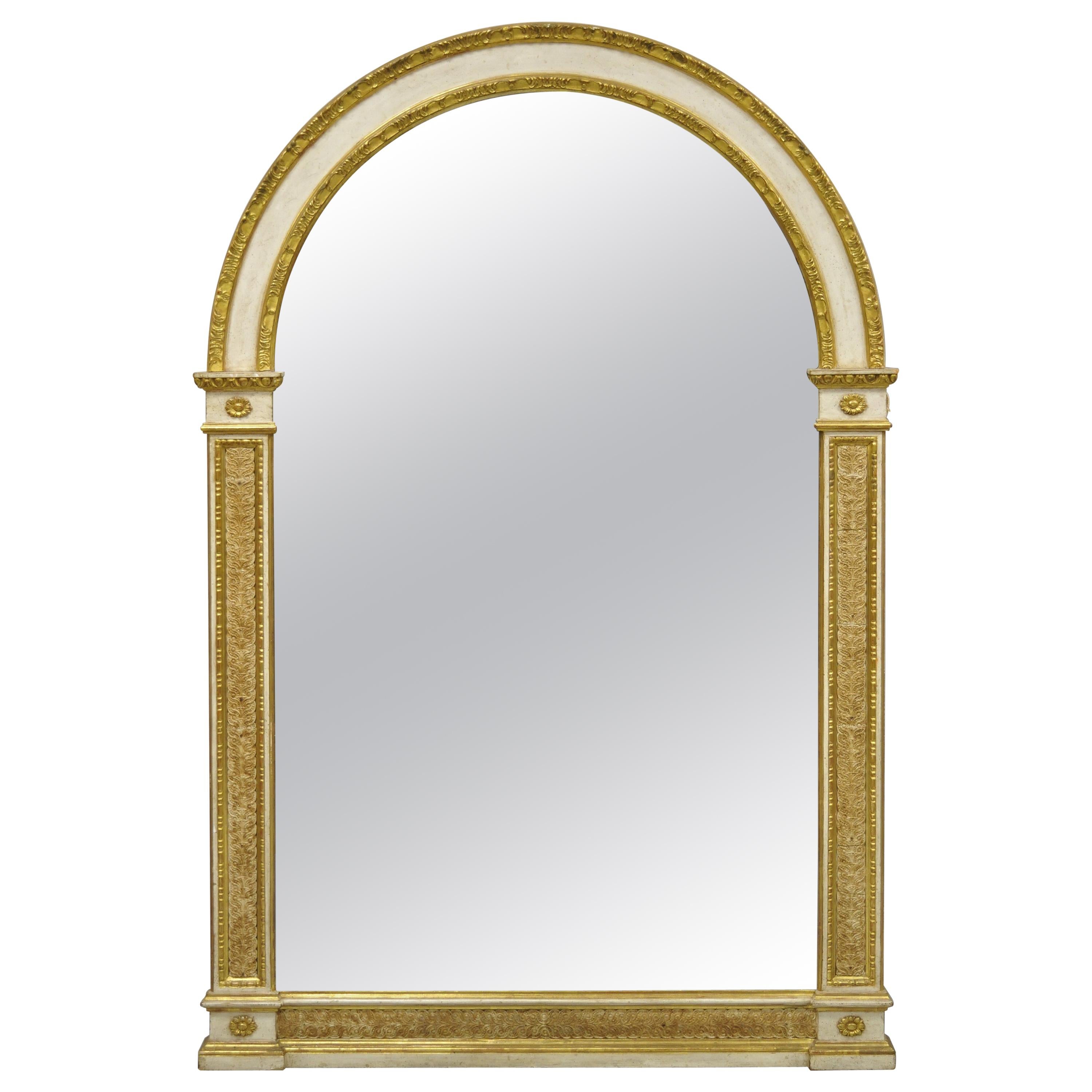 Grand miroir console Trumeau néoclassique italien sculpté, doré et arqué, avec plateau arqué en vente