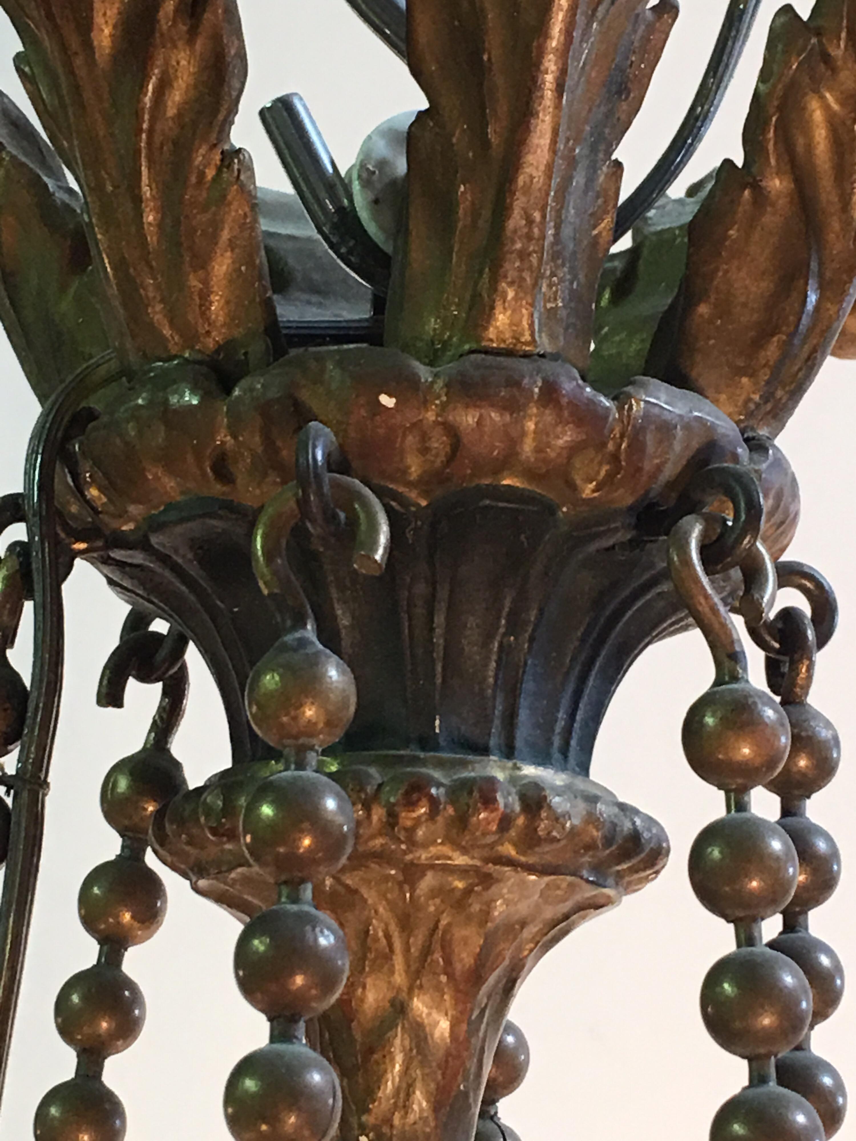 Lampadario italiano neoclassico in legno intagliato e bronzo in vendita 3
