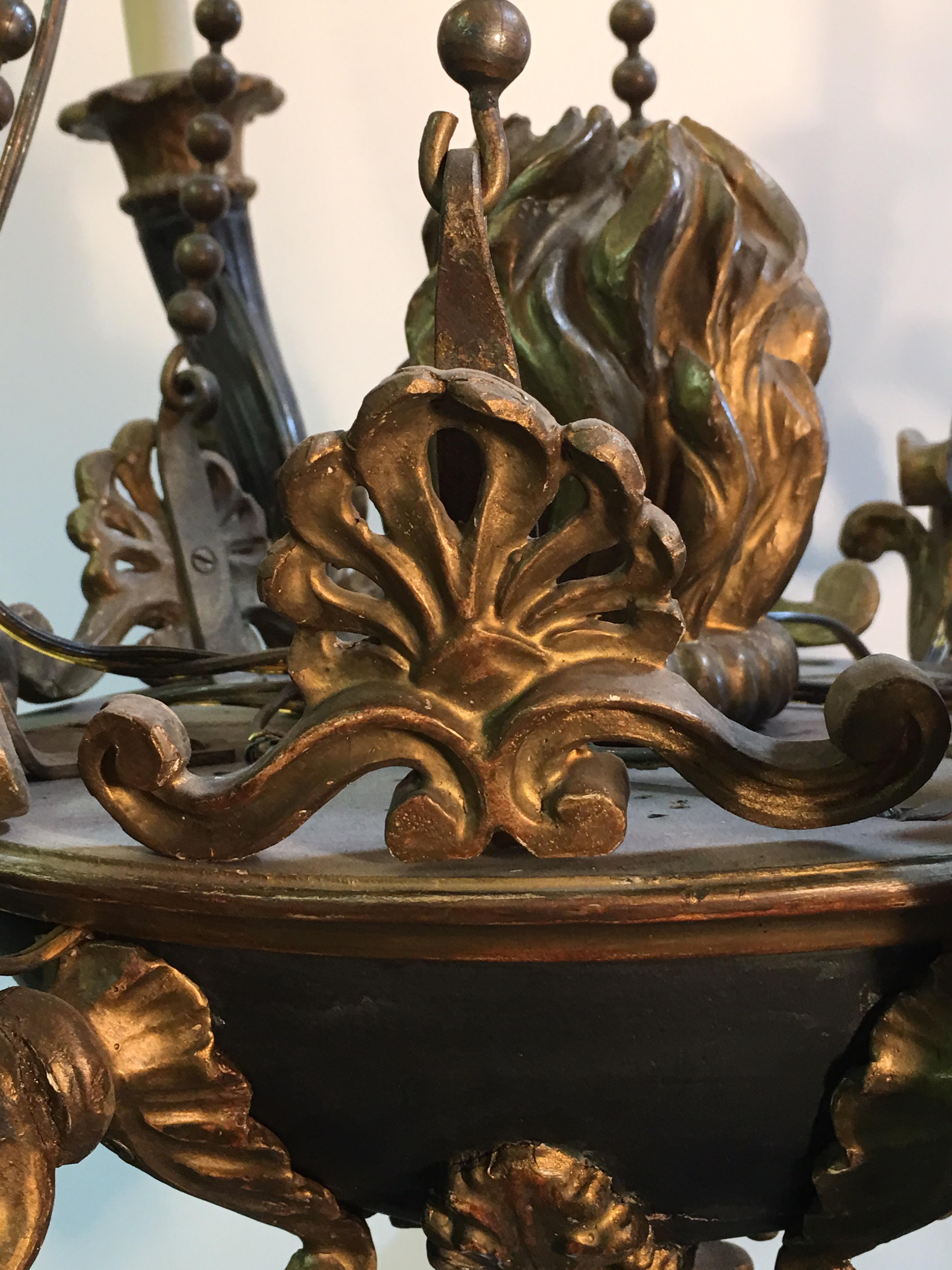 Intagliato Lampadario italiano neoclassico in legno intagliato e bronzo in vendita