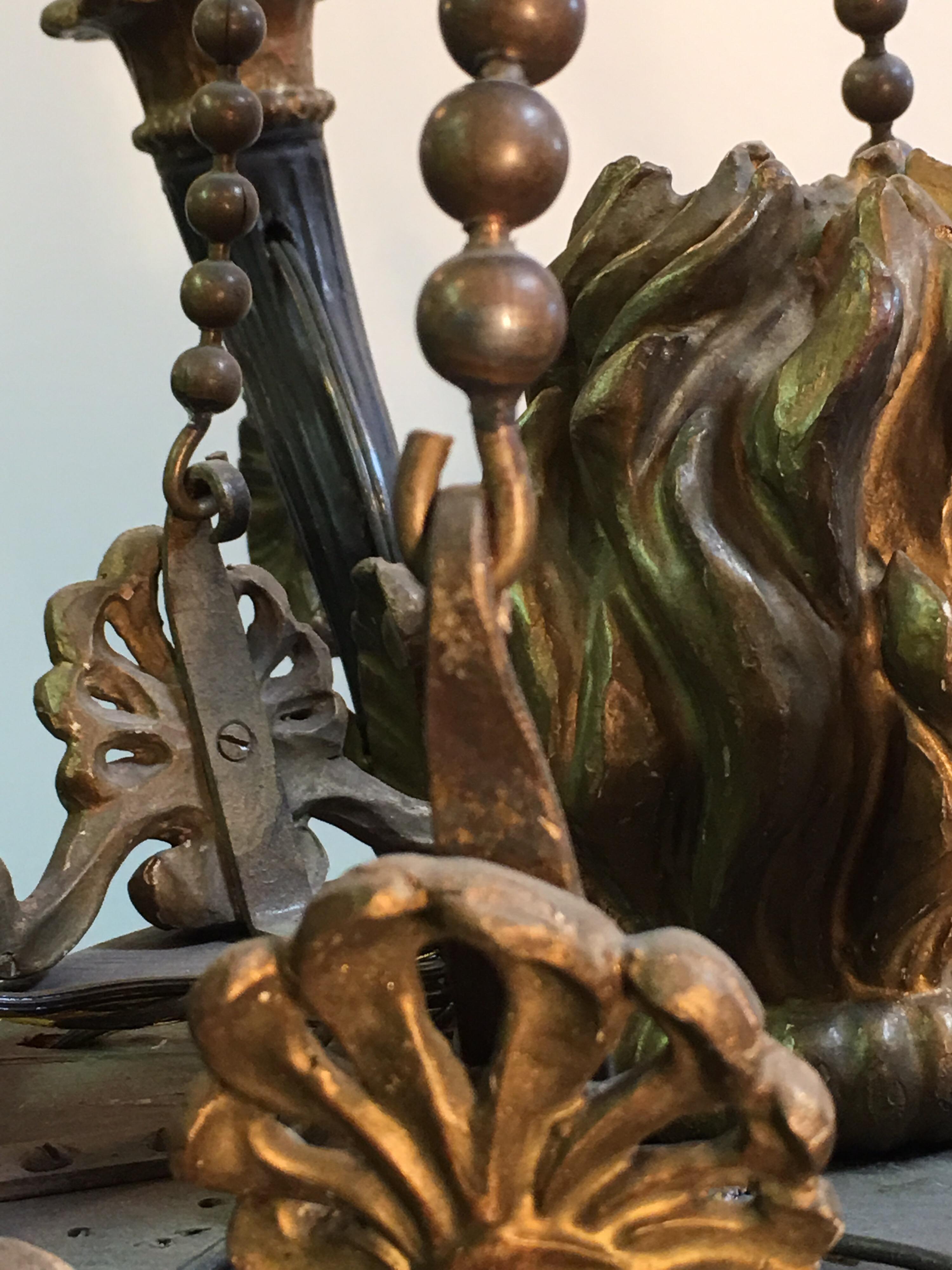 Lampadario italiano neoclassico in legno intagliato e bronzo in vendita 1
