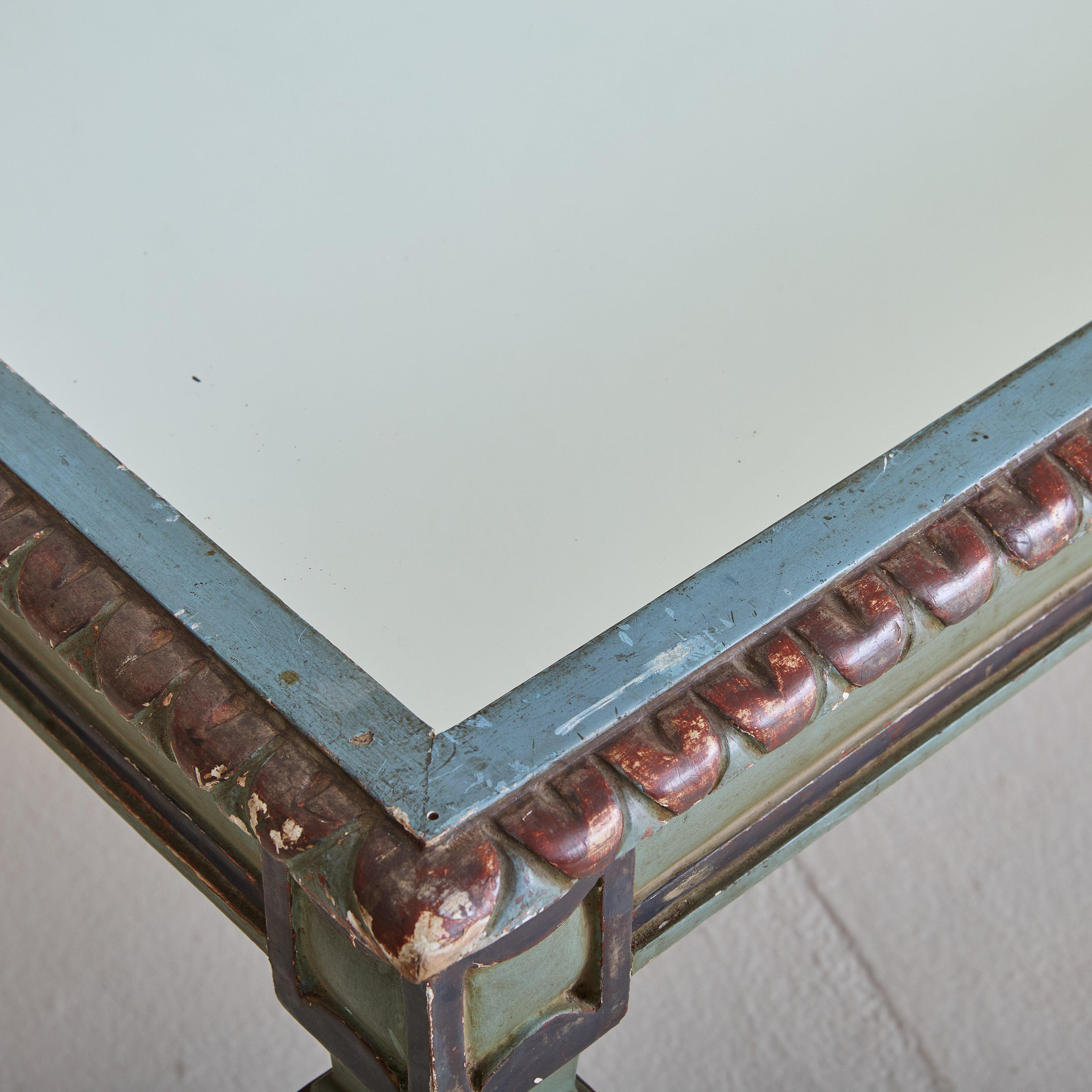 Italian Neoclassical Coffee Table with Fluted Legs + Mirrored Top, 1930s Bon état - En vente à Chicago, IL