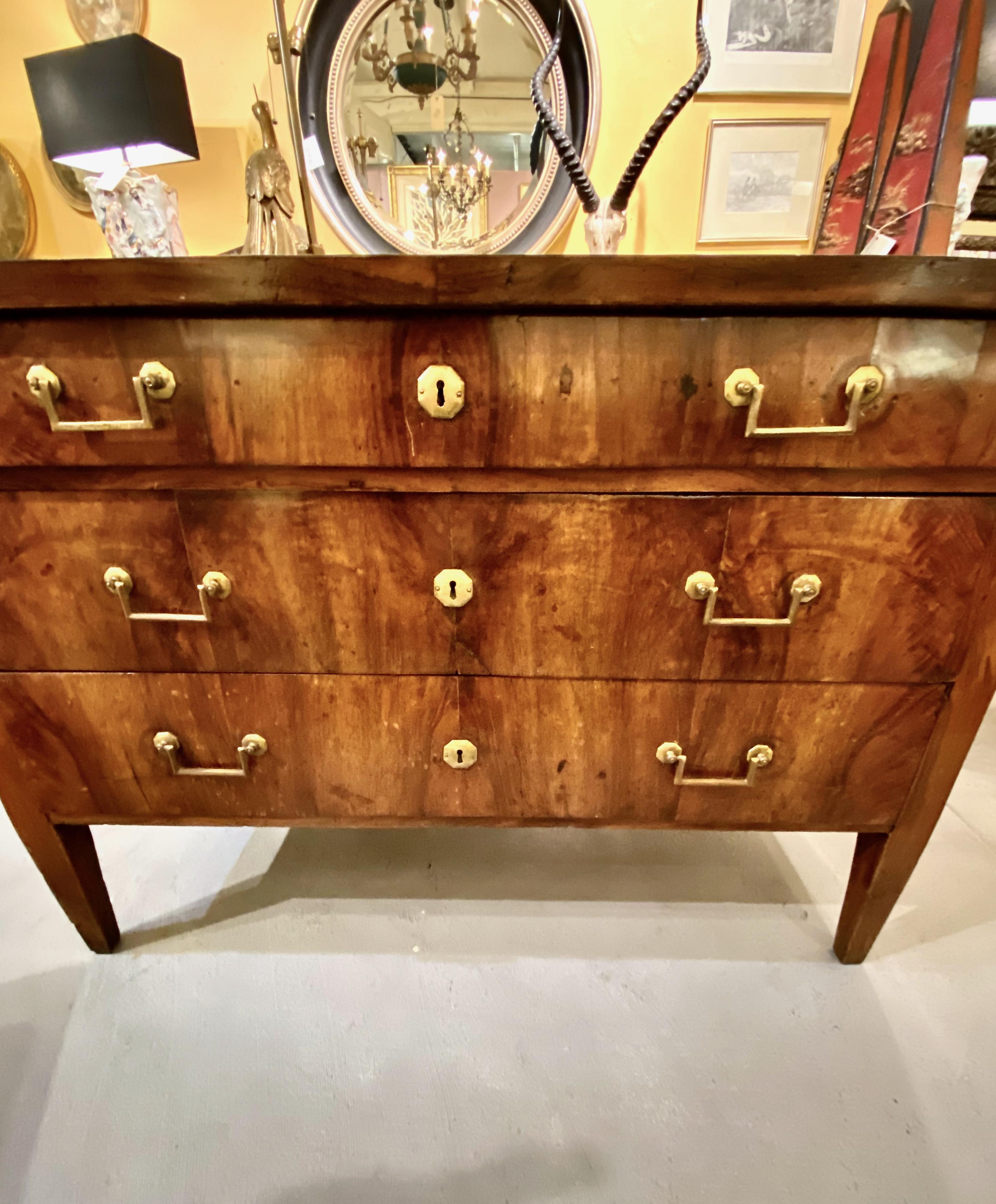 Italian Neoclassical Commode/Chest of Drawers In Good Condition In Pasadena, CA