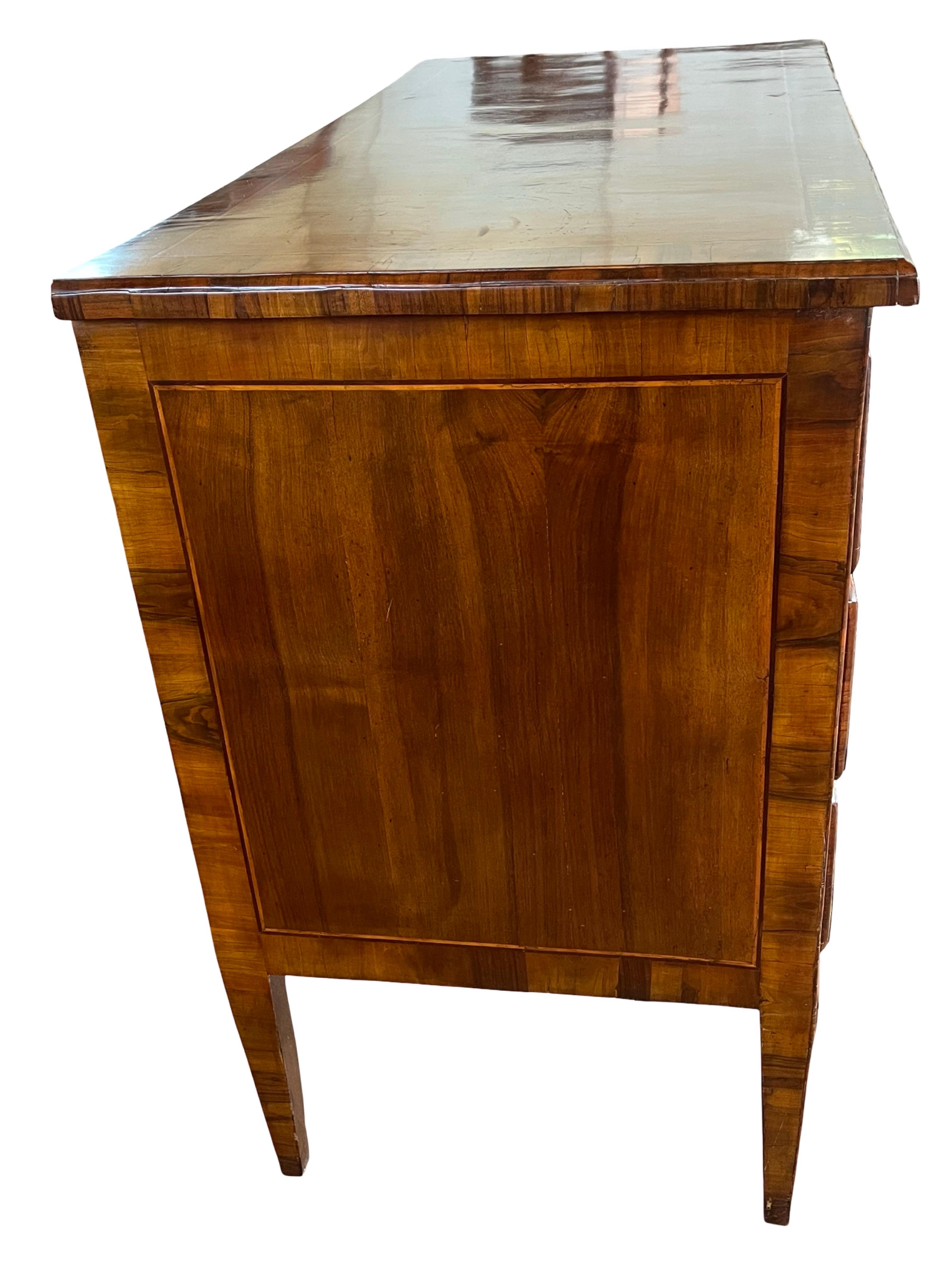 Italian Neoclassical Commode With Walnut Veneer, 18th Century In Good Condition For Sale In Viterbo, VT