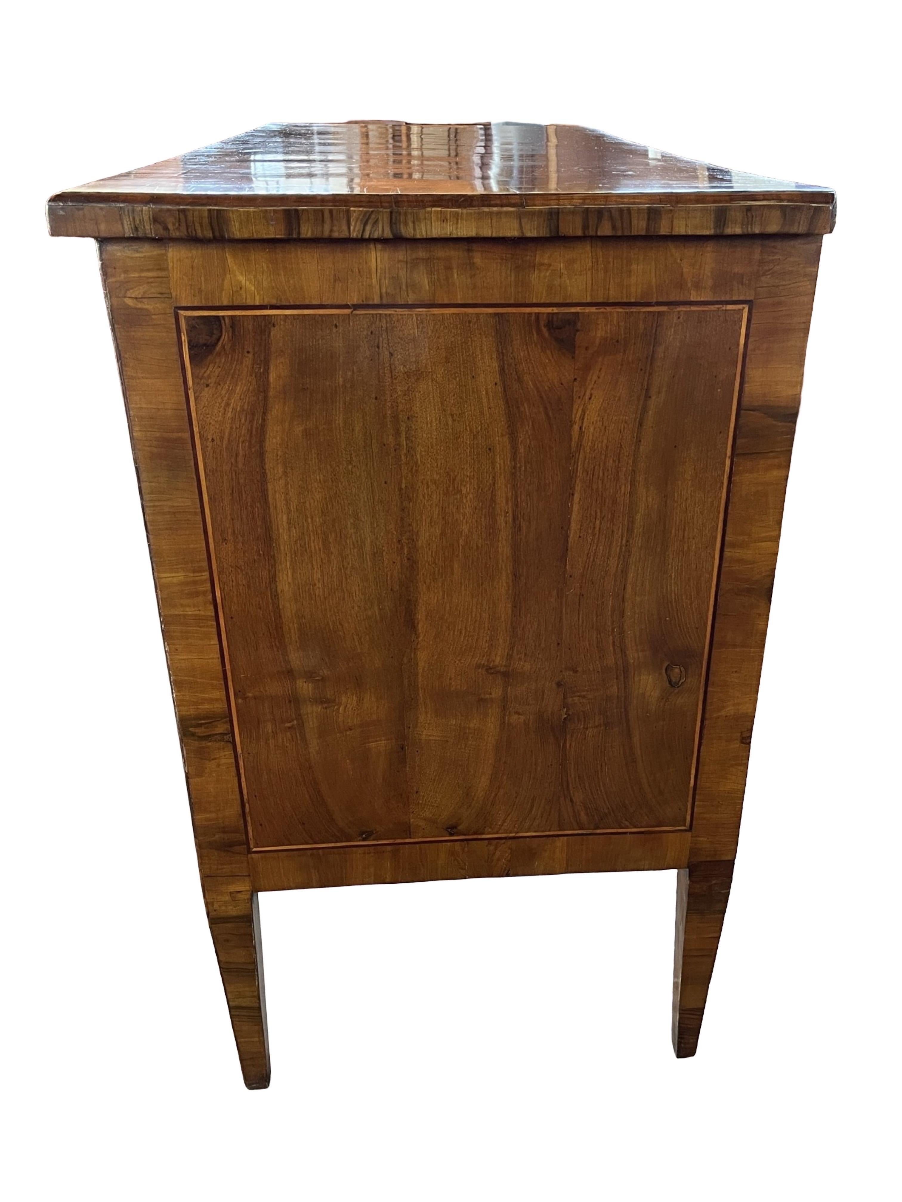 Italian Neoclassical Commode With Walnut Veneer, 18th Century For Sale 1