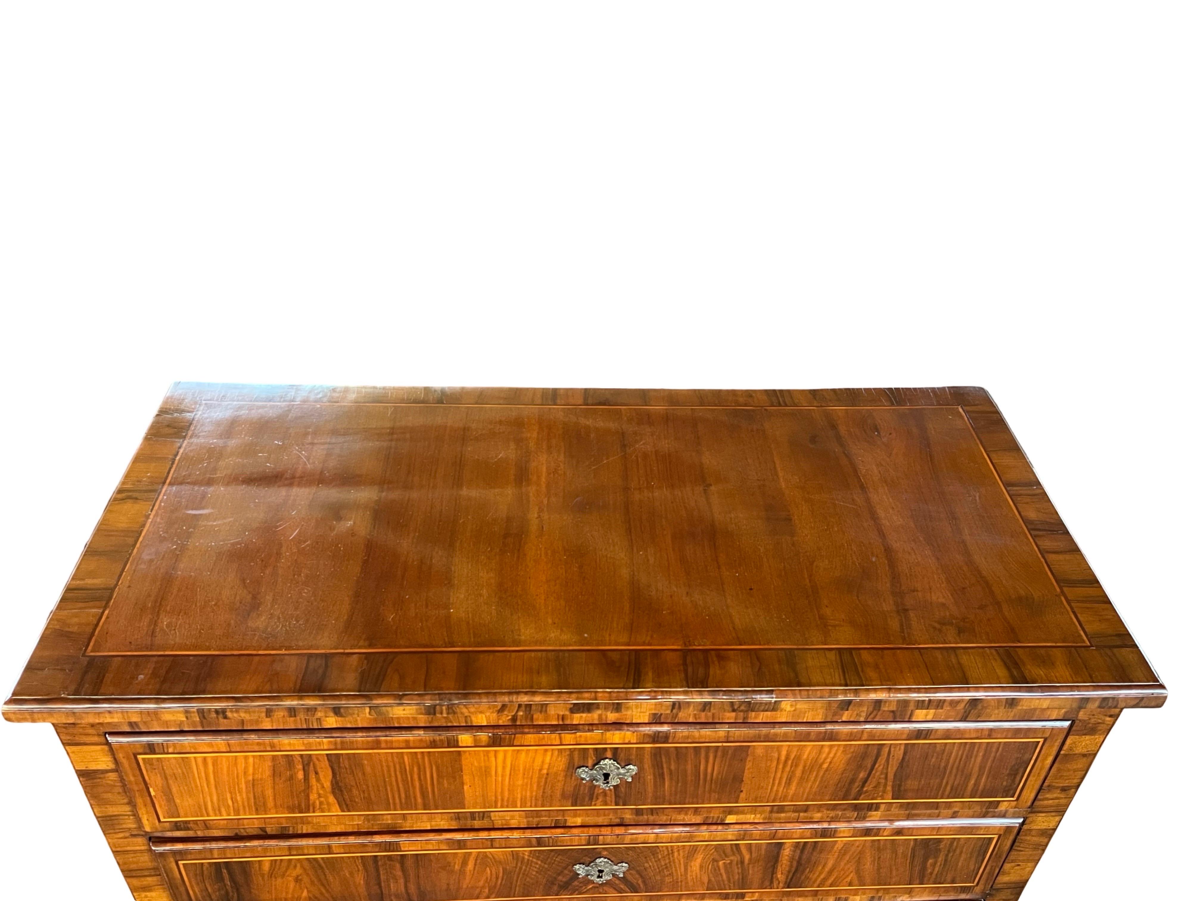 Italian Neoclassical Commode With Walnut Veneer, 18th Century For Sale 2