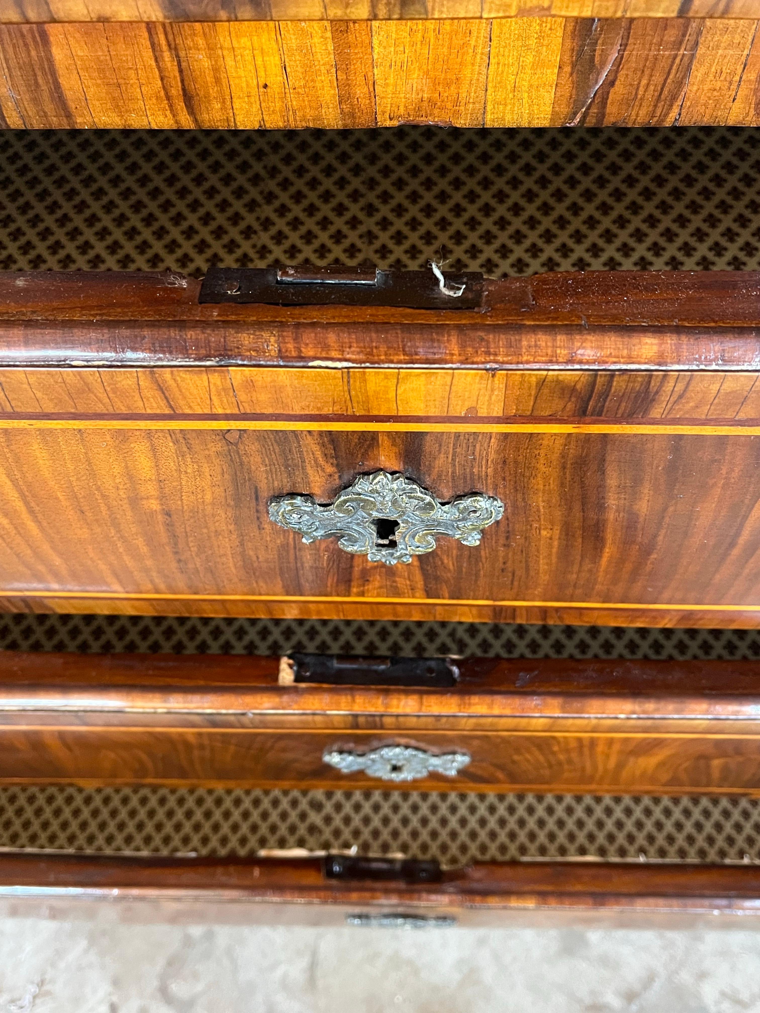 Italian Neoclassical Commode With Walnut Veneer, 18th Century For Sale 4