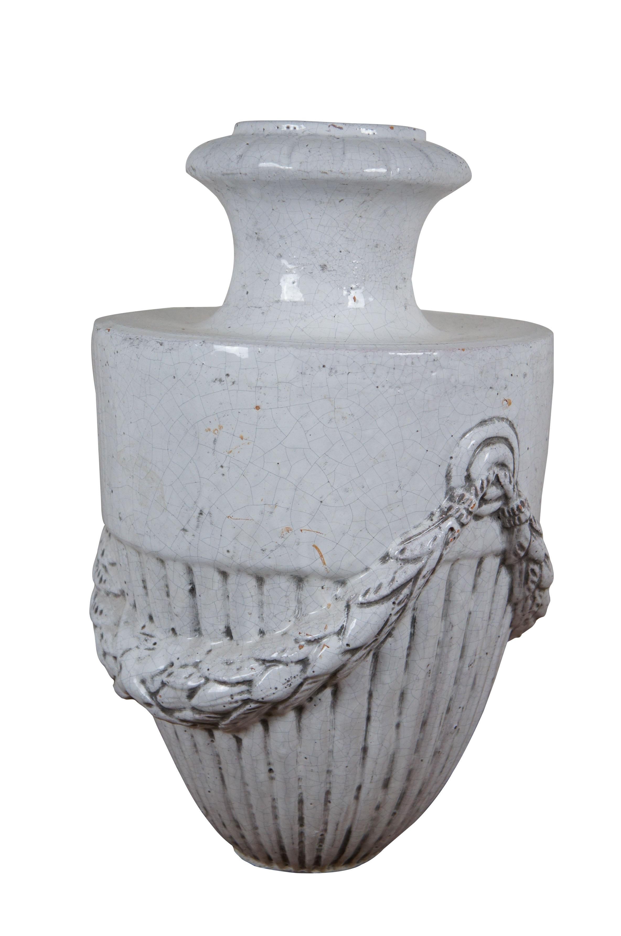 Vaso da camino Neoclassico Impero Italiano in Terracotta smaltata bianca Urna 21