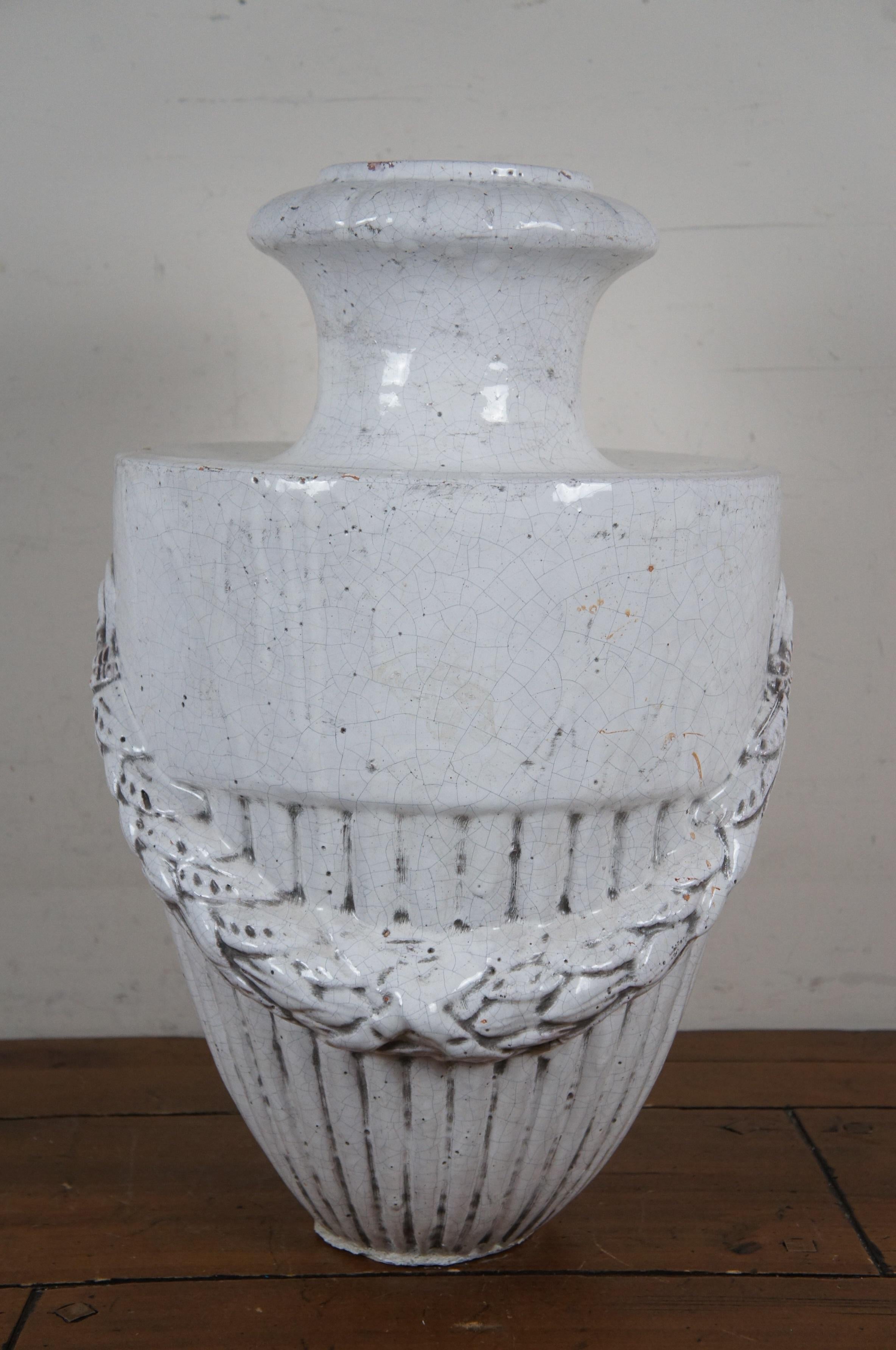 XX secolo Vaso da camino Neoclassico Impero Italiano in Terracotta smaltata bianca Urna 21