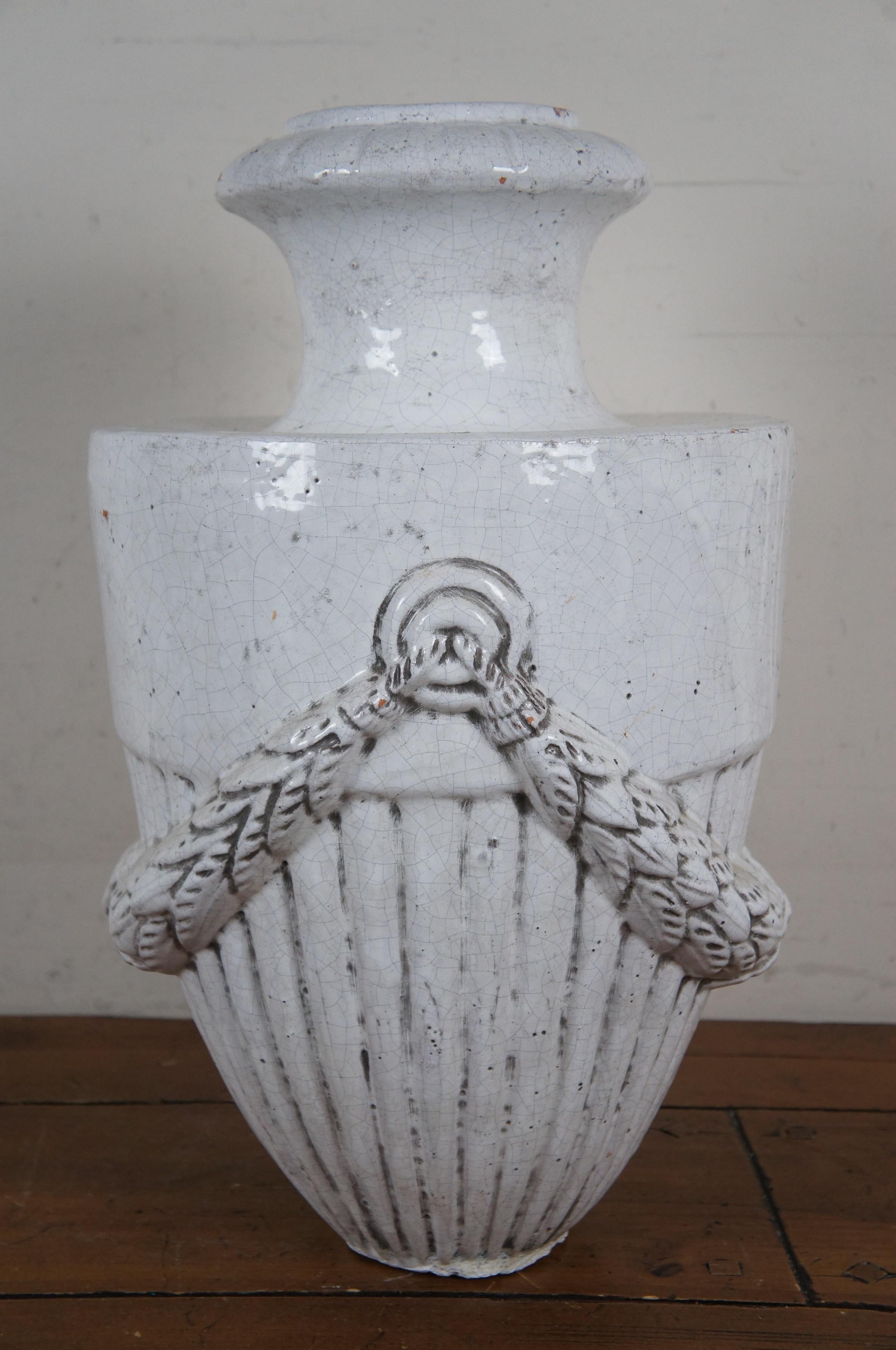 Vaso da camino Neoclassico Impero Italiano in Terracotta smaltata bianca Urna 21