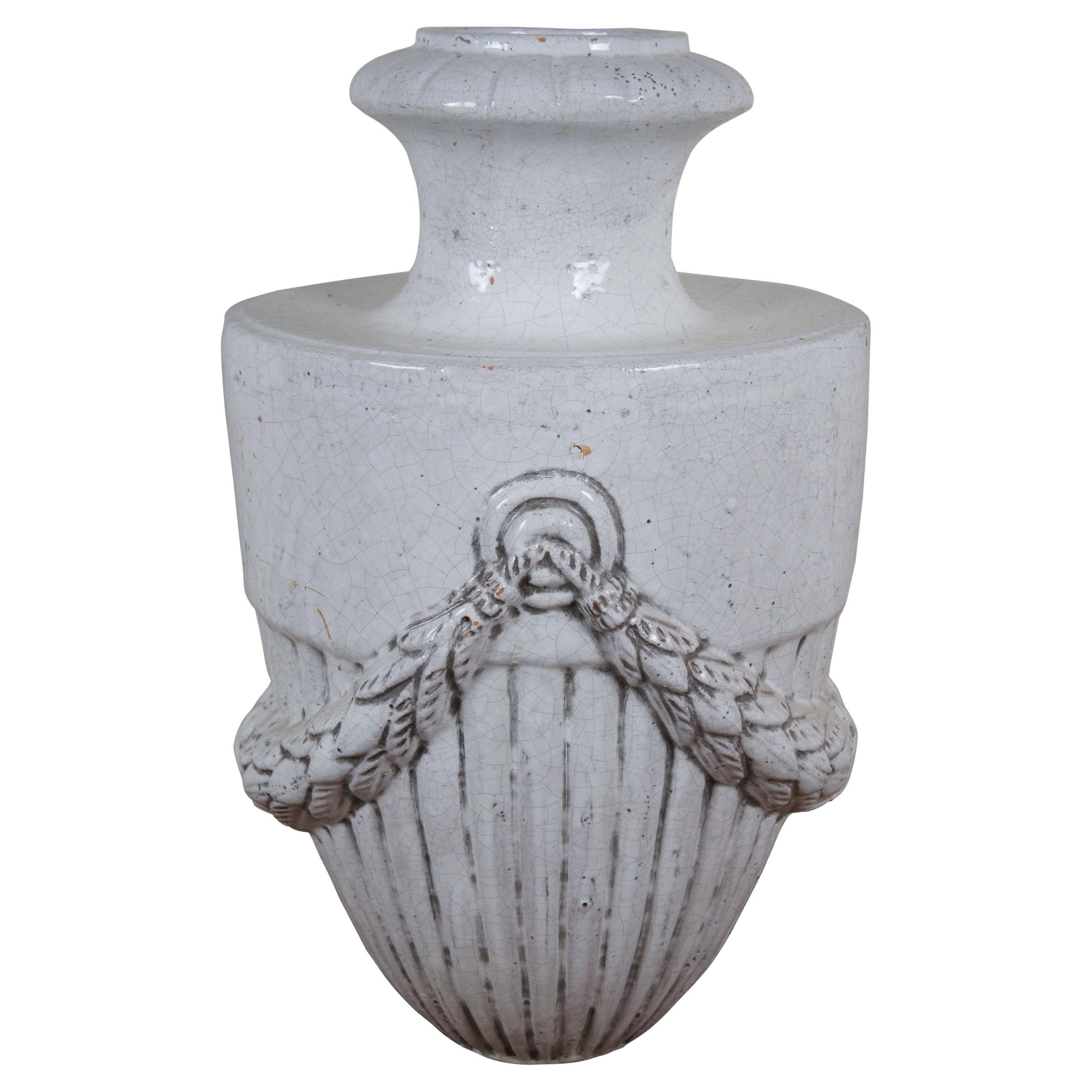 Italienische weiß glasierte Terrakotta-Kaminsimsvase im neoklassischen Empire-Stil, Urne 21"