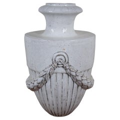 Vase de cheminée en terre cuite vernissée blanc Empire néoclassique italien Urne 21".