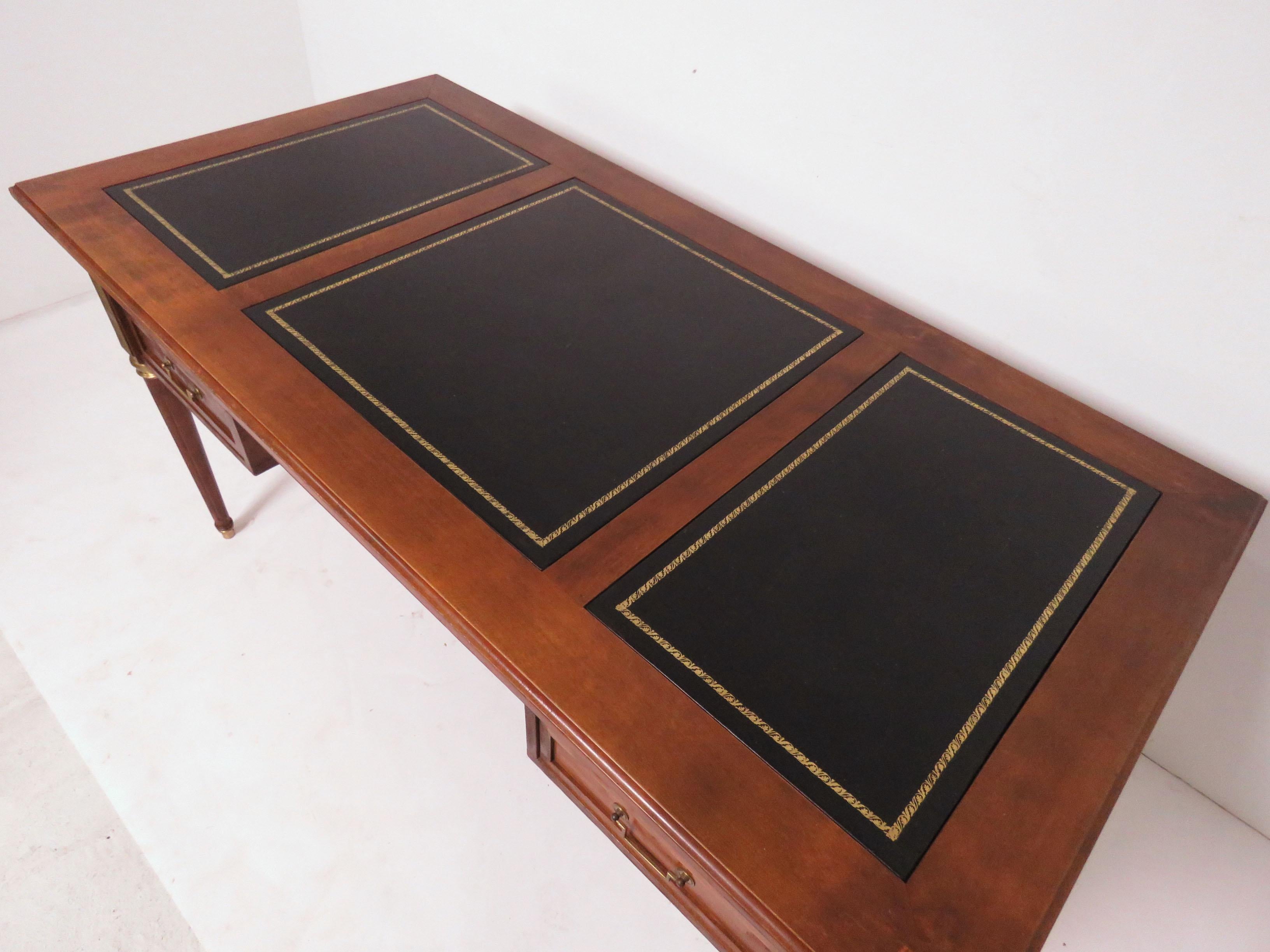 Italian Neoclassical Executive Writing Desk with Leather Top, circa 1960s 4