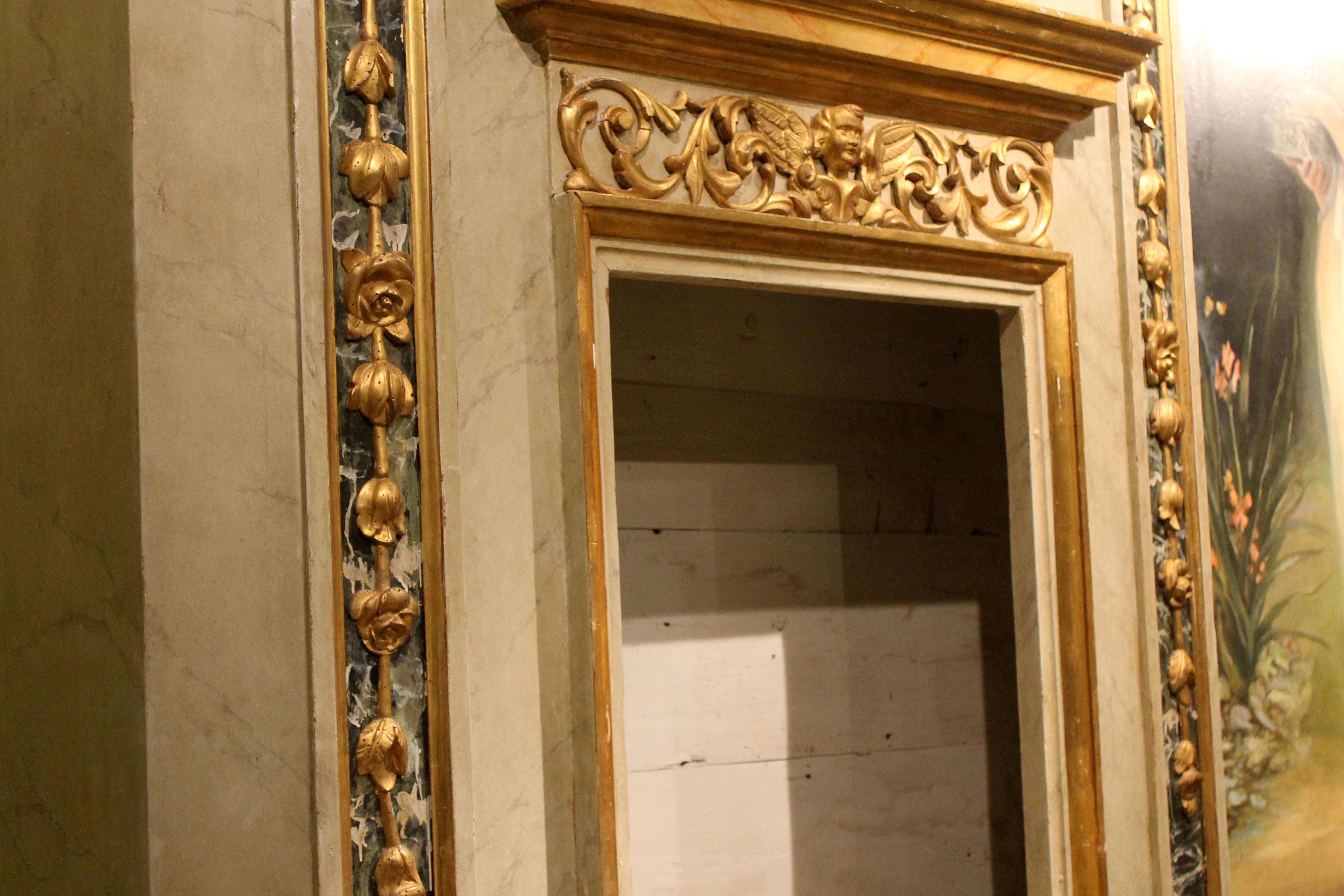 Armoires néoclassiques italiennes laquées en faux marbre et étagères ouvertes en bois doré en vente 7