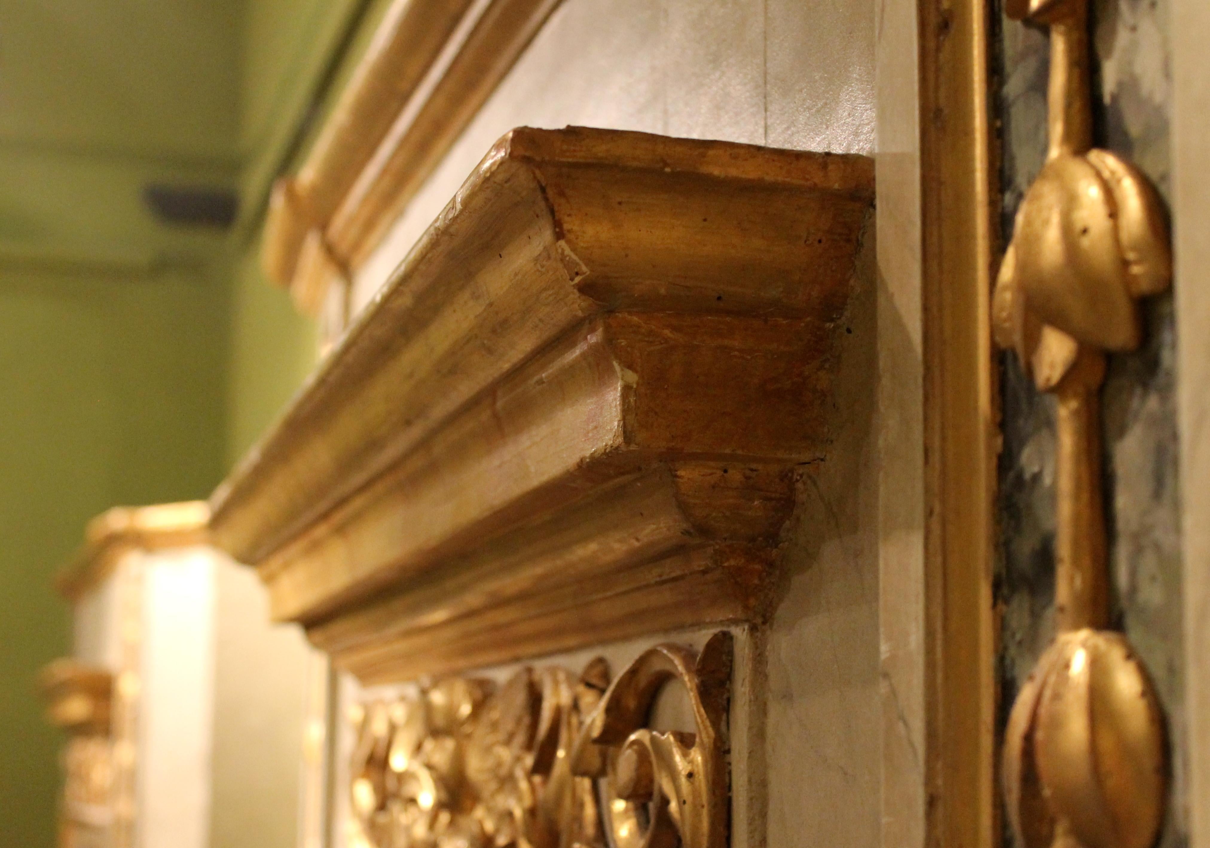 Armoires néoclassiques italiennes laquées en faux marbre et étagères ouvertes en bois doré Bon état - En vente à Firenze, IT