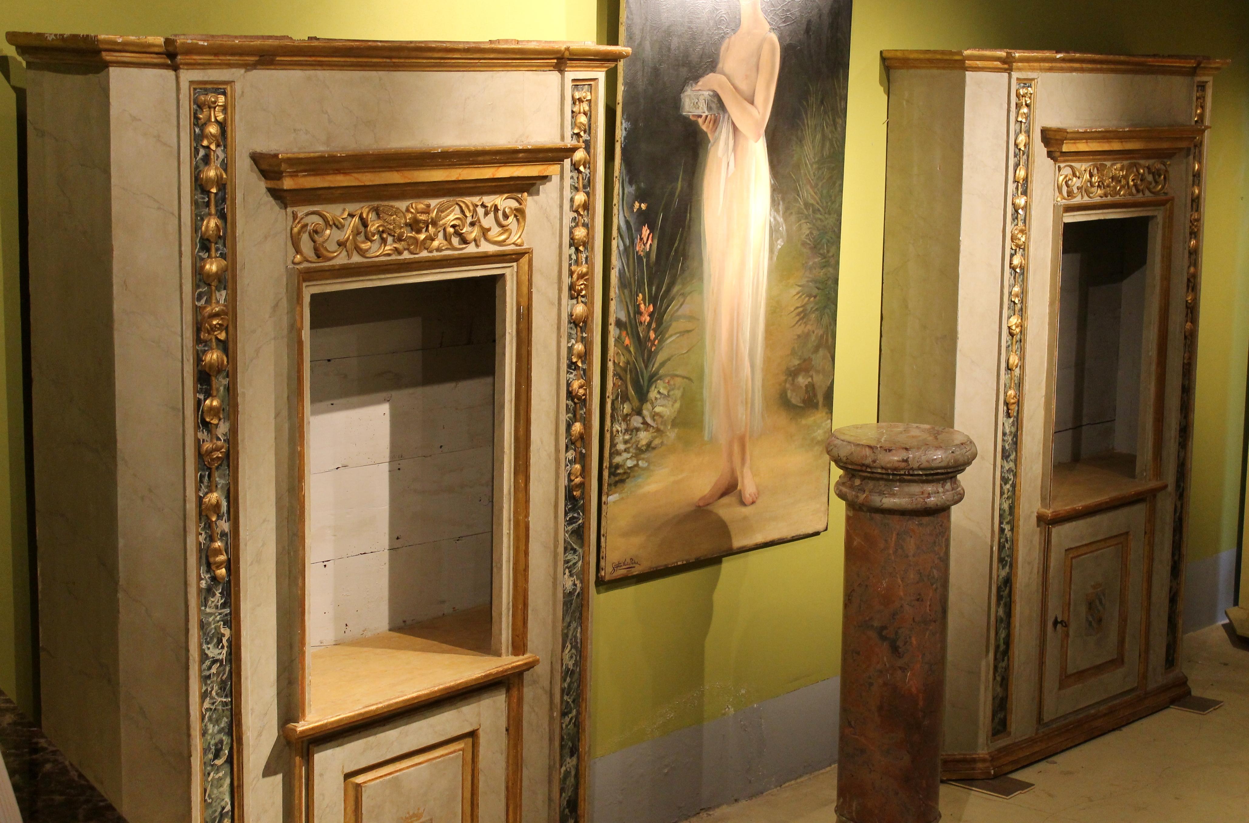 Armoires néoclassiques italiennes laquées en faux marbre et étagères ouvertes en bois doré en vente 8