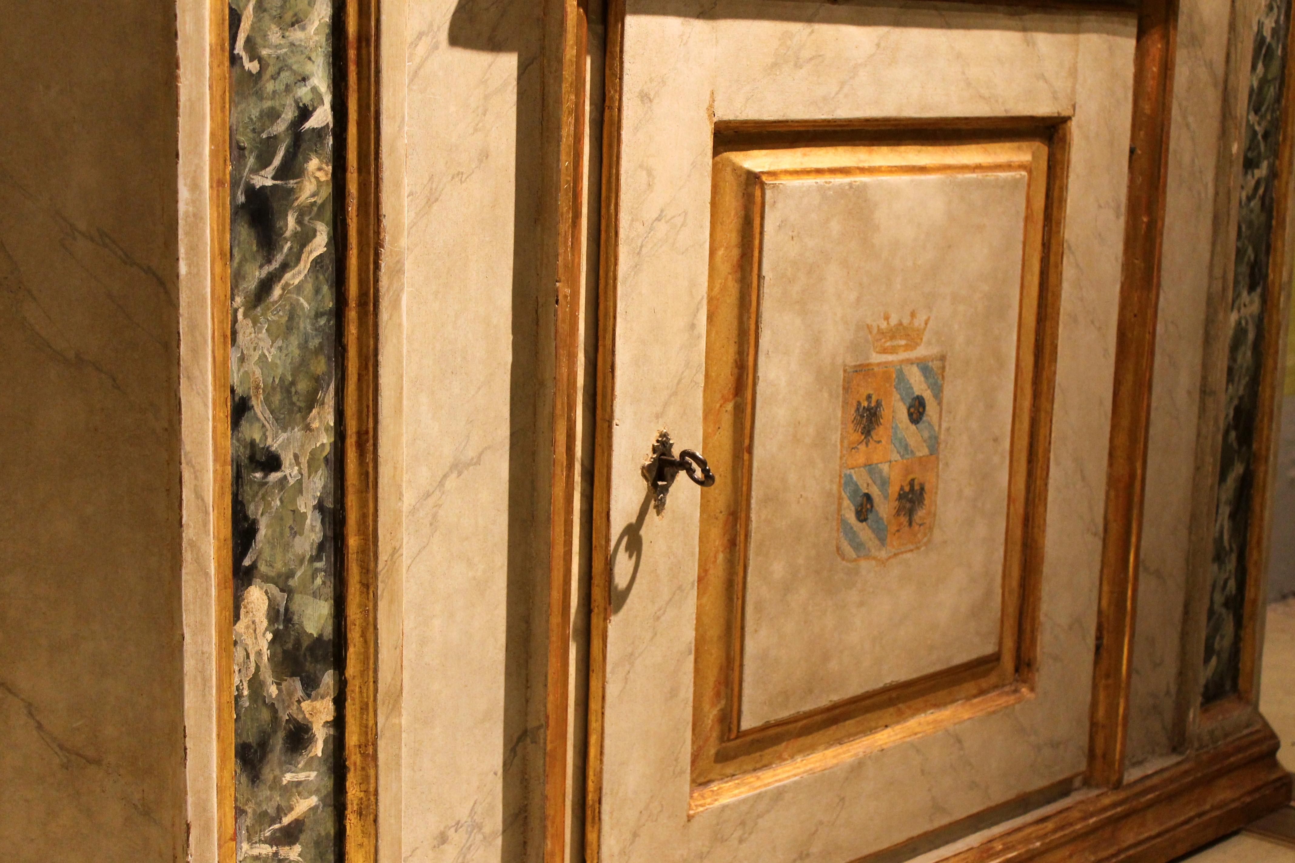 Italienische neoklassizistische Schränke aus Kunstmarmor, Lack und vergoldetem Holz mit offenen Regalen im Angebot 5
