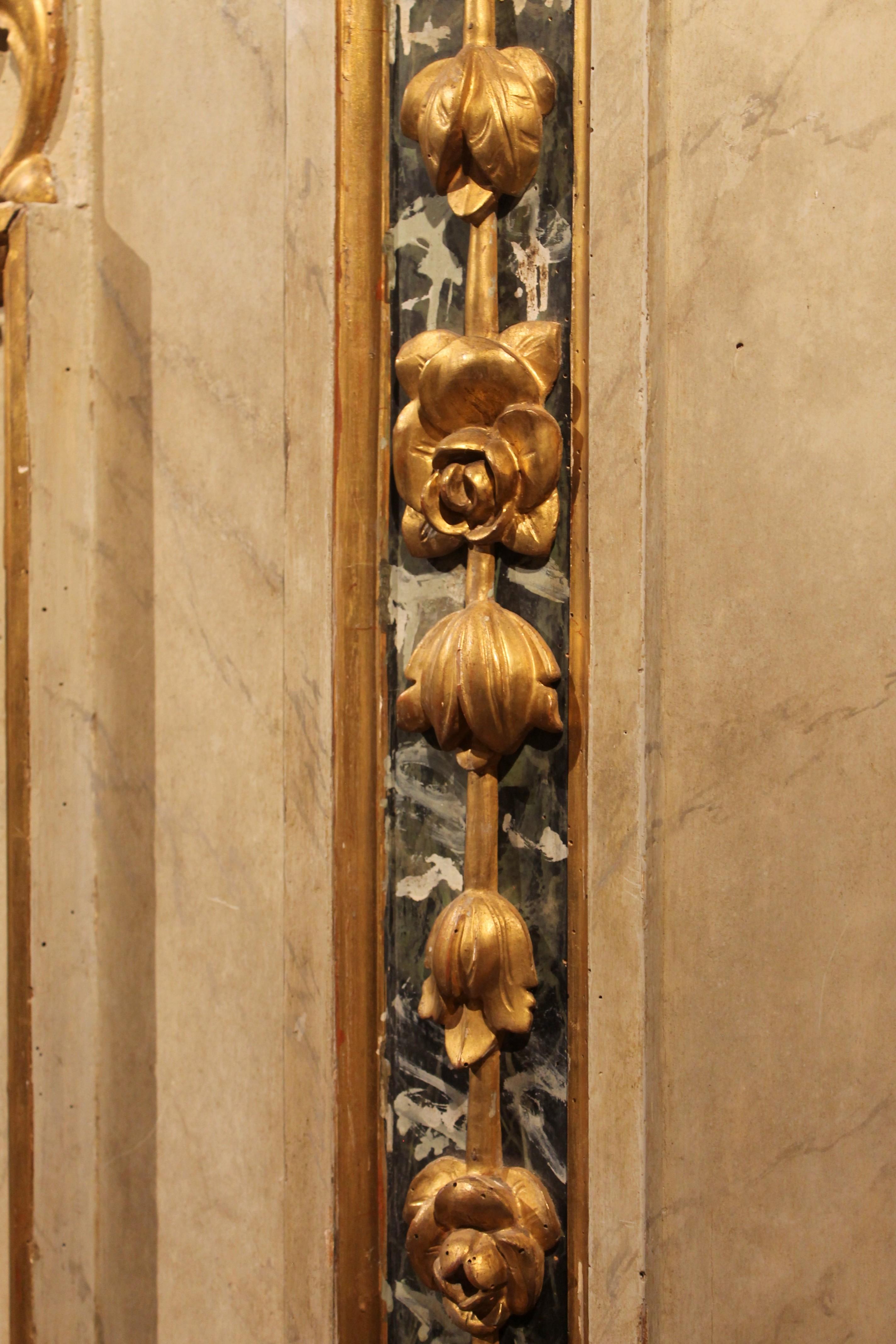 Armoires néoclassiques italiennes laquées en faux marbre et étagères ouvertes en bois doré en vente 9