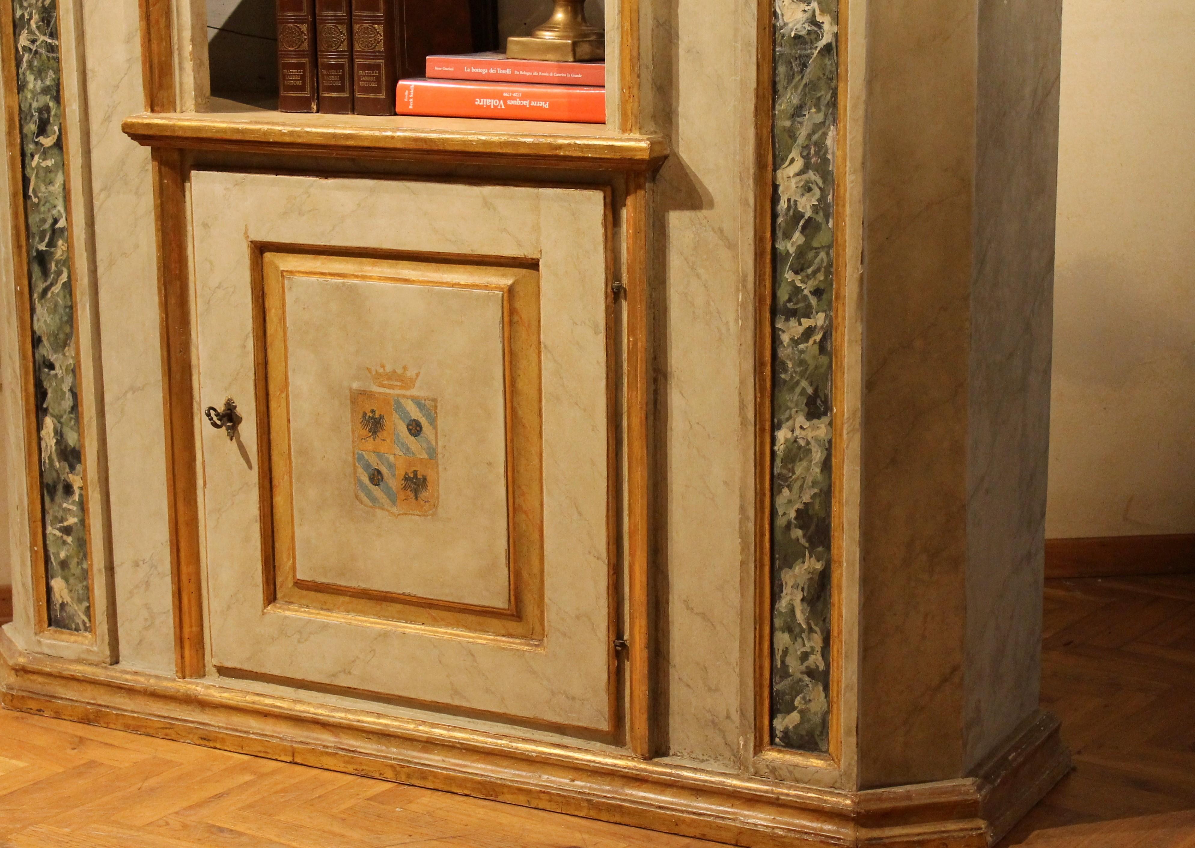 Armoires néoclassiques italiennes laquées en faux marbre et étagères ouvertes en bois doré en vente 11