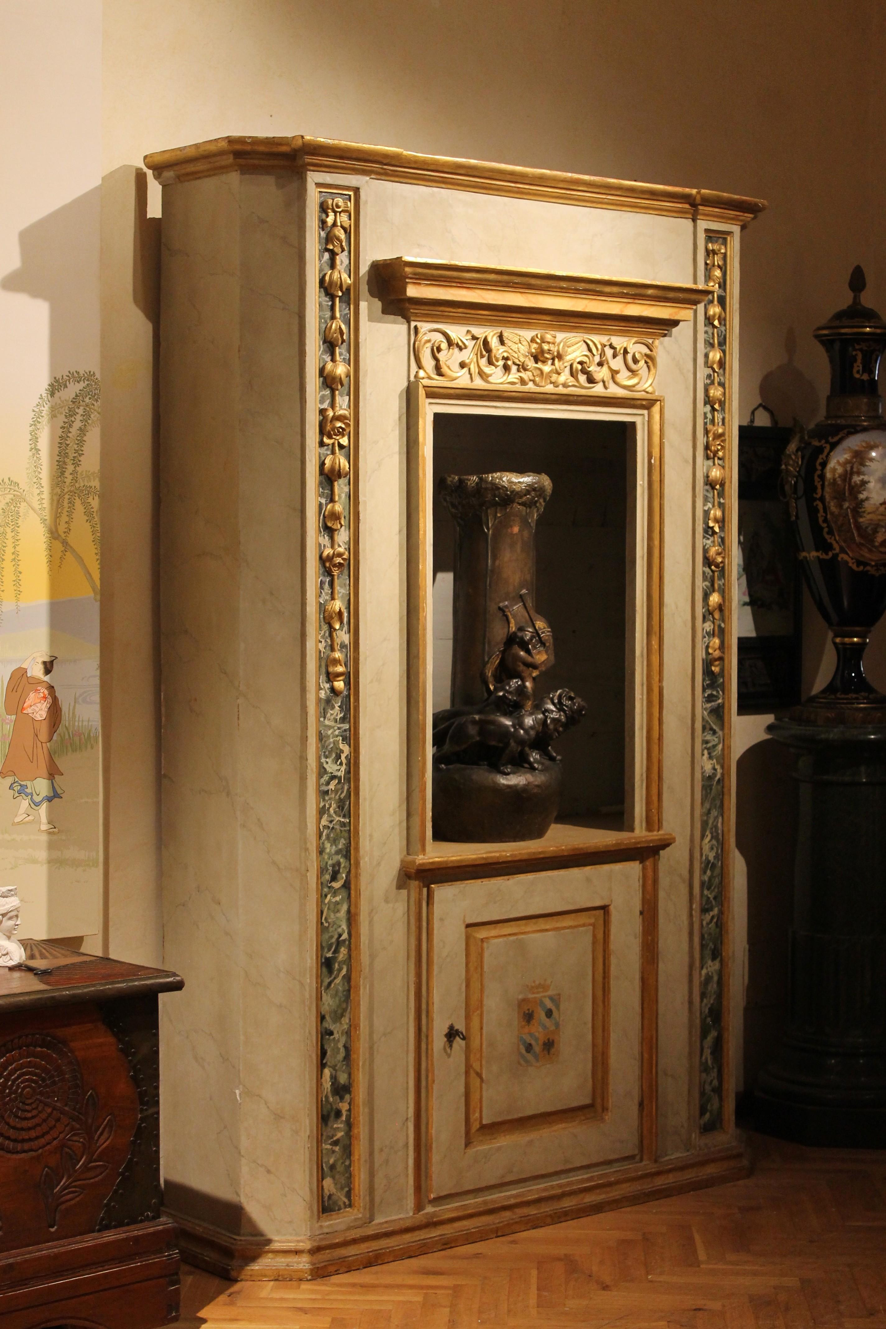 Italienische neoklassizistische Schränke aus Kunstmarmor, Lack und vergoldetem Holz mit offenen Regalen (Neoklassisch) im Angebot