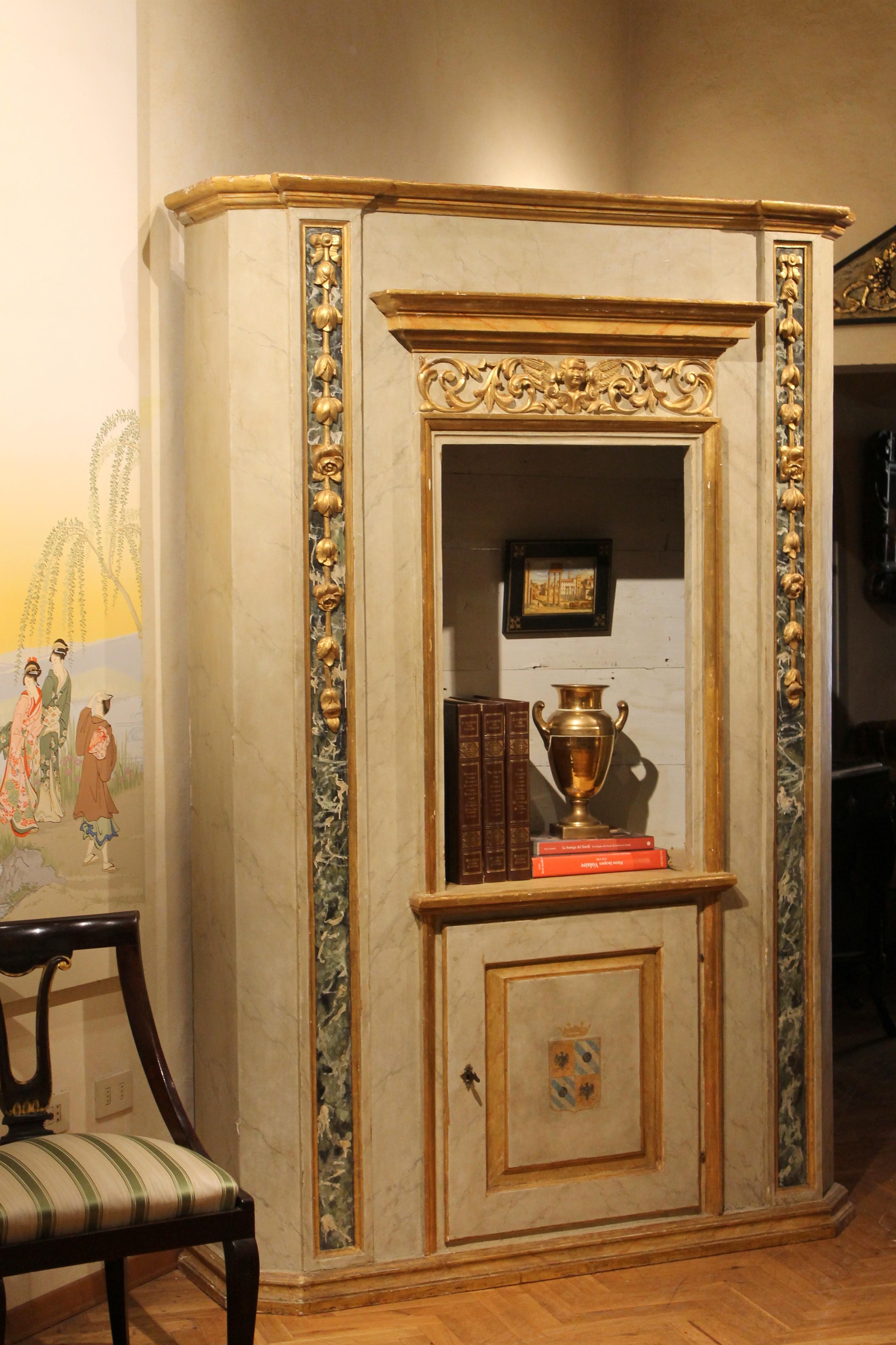 XIXe siècle Armoires néoclassiques italiennes laquées en faux marbre et étagères ouvertes en bois doré en vente