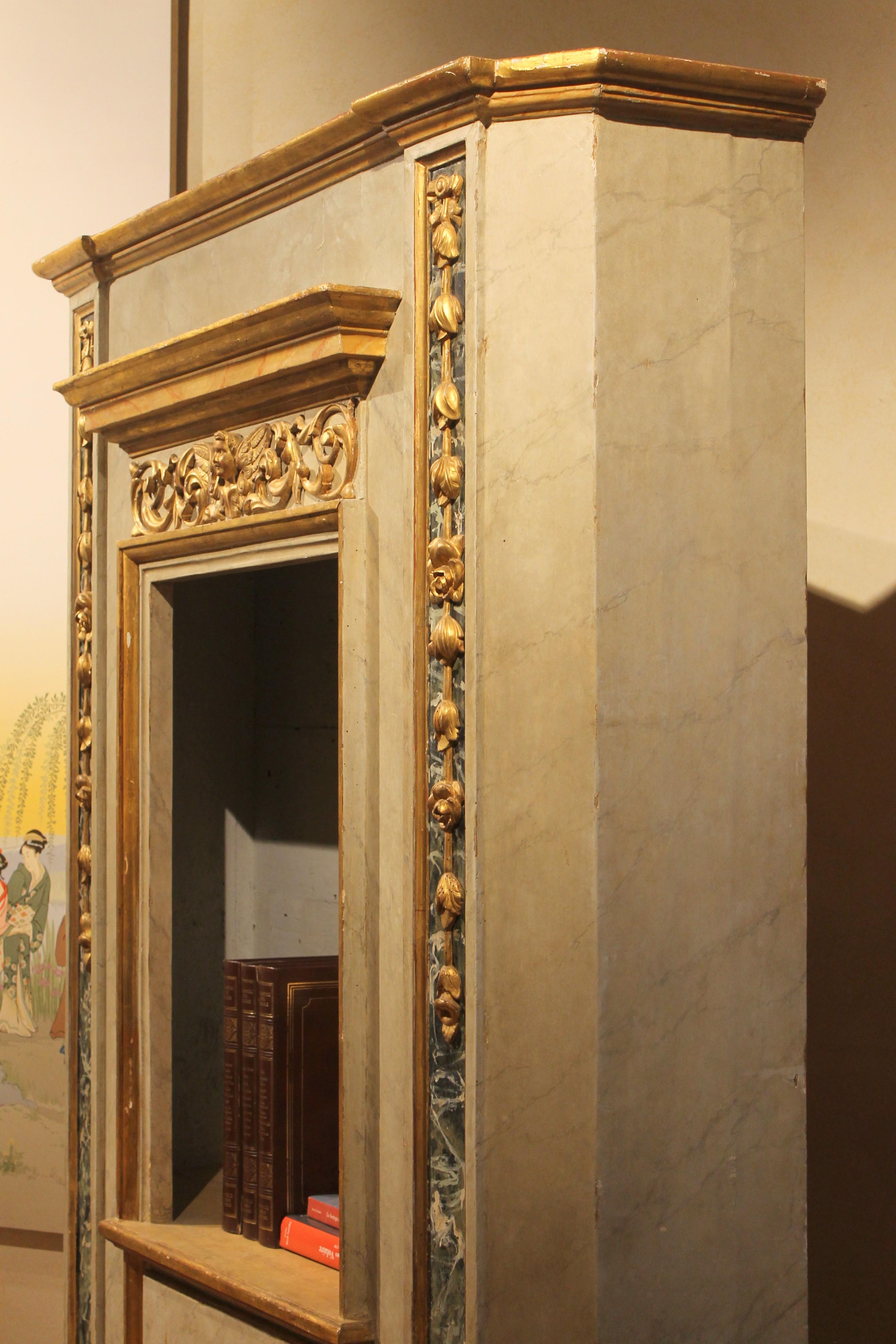 Italienische neoklassizistische Schränke aus Kunstmarmor, Lack und vergoldetem Holz mit offenen Regalen (Vergoldetes Holz) im Angebot