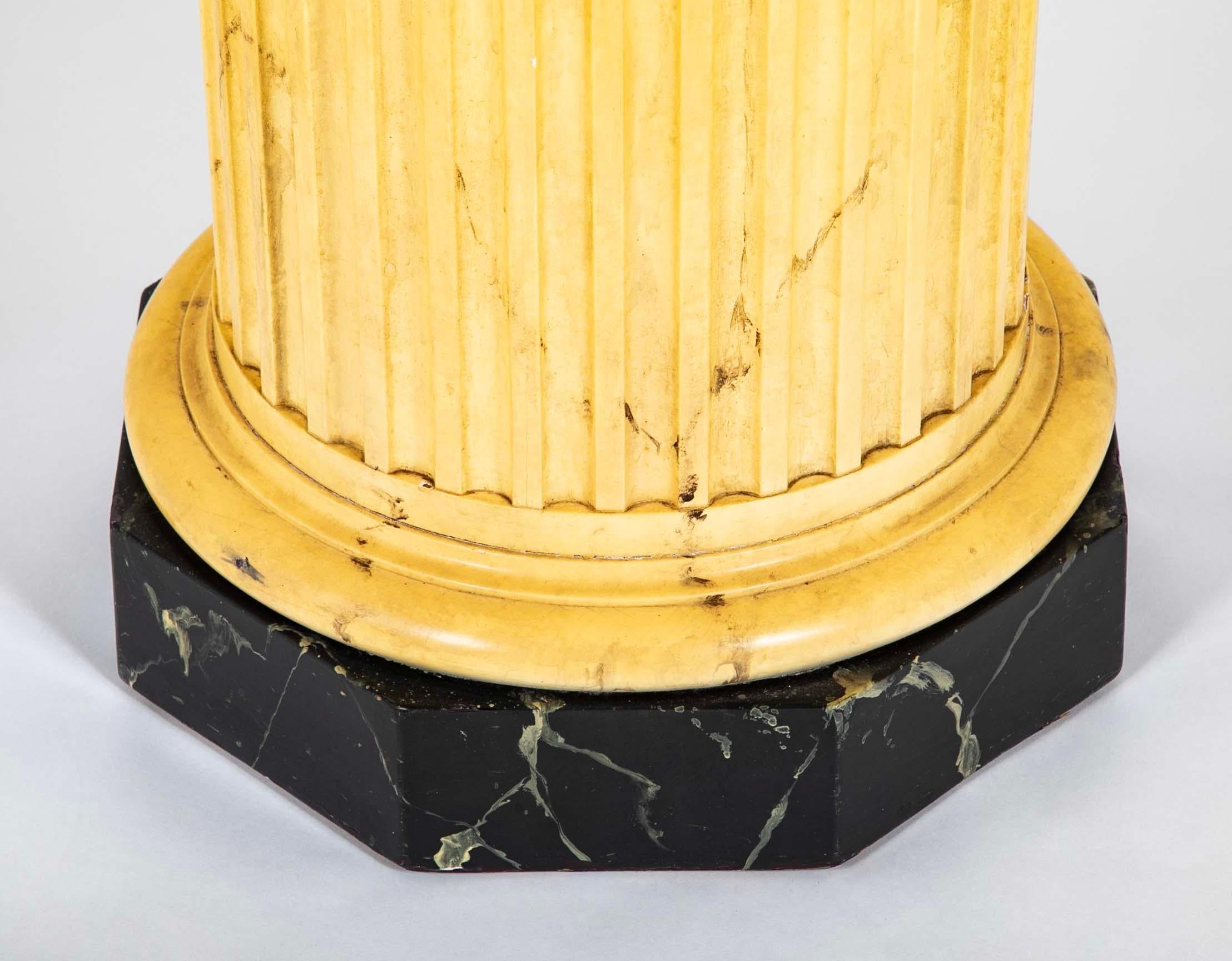 Neoclassico Piedistallo a colonna scanalata in finto marmo di Siena neoclassico italiano in vendita