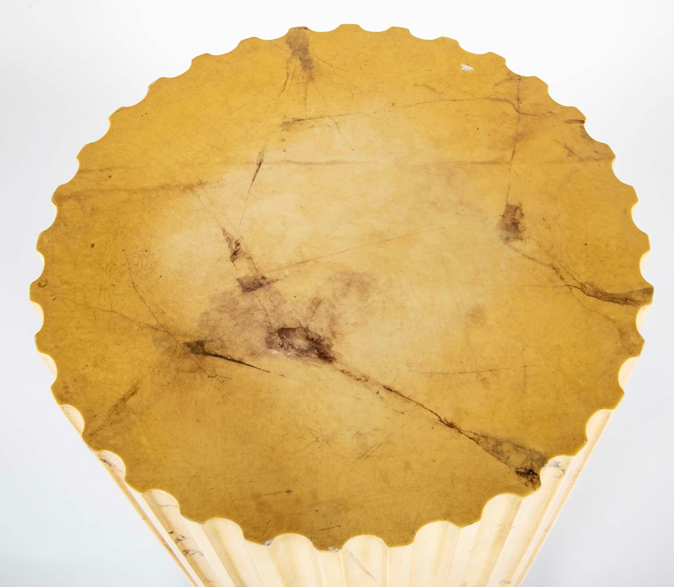 Dipinto a mano Piedistallo a colonna scanalata in finto marmo di Siena neoclassico italiano in vendita