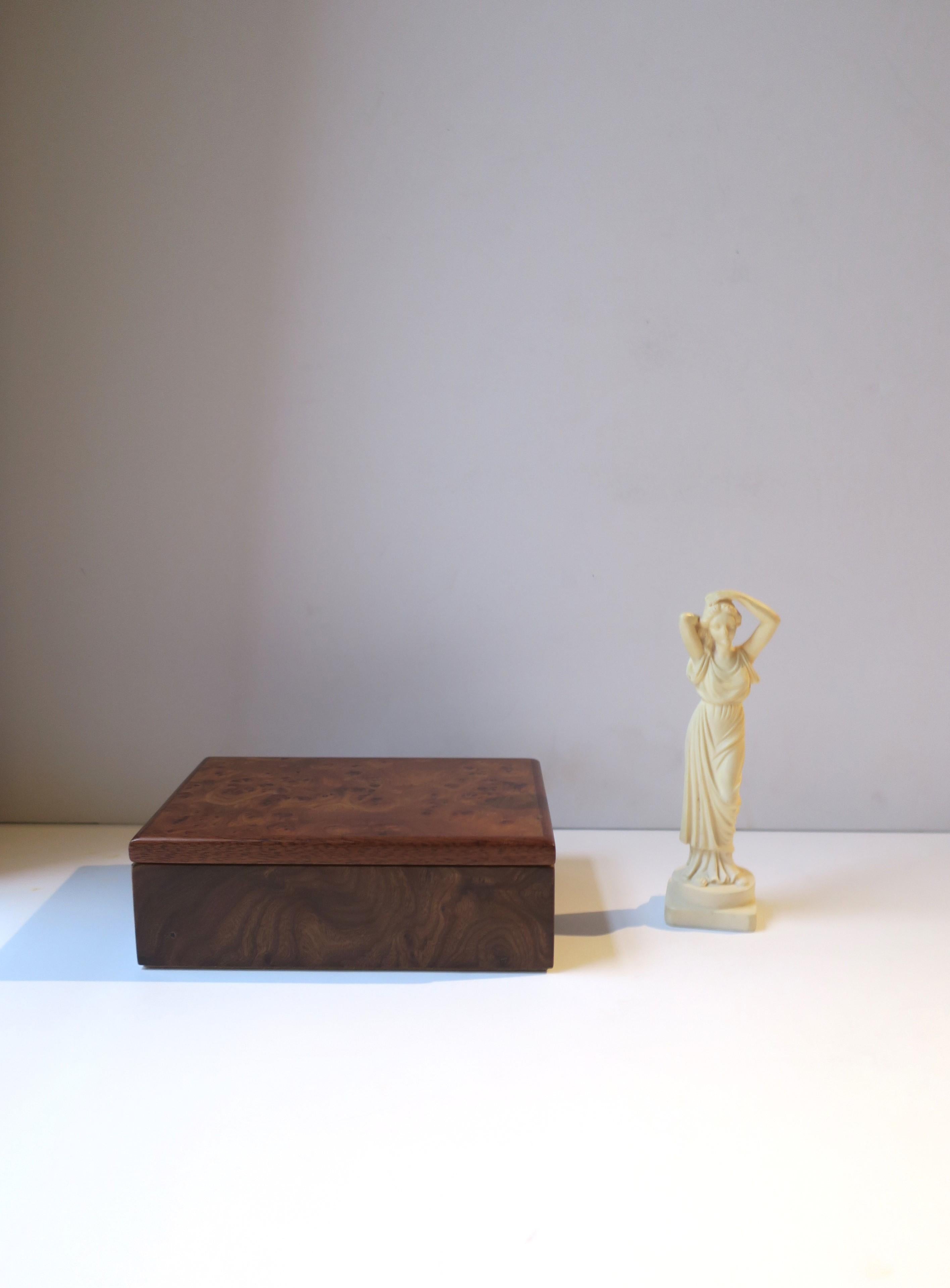 Italian Neoclassical Female Resin Sculpture Statue Decorative Object, Small For Sale 1