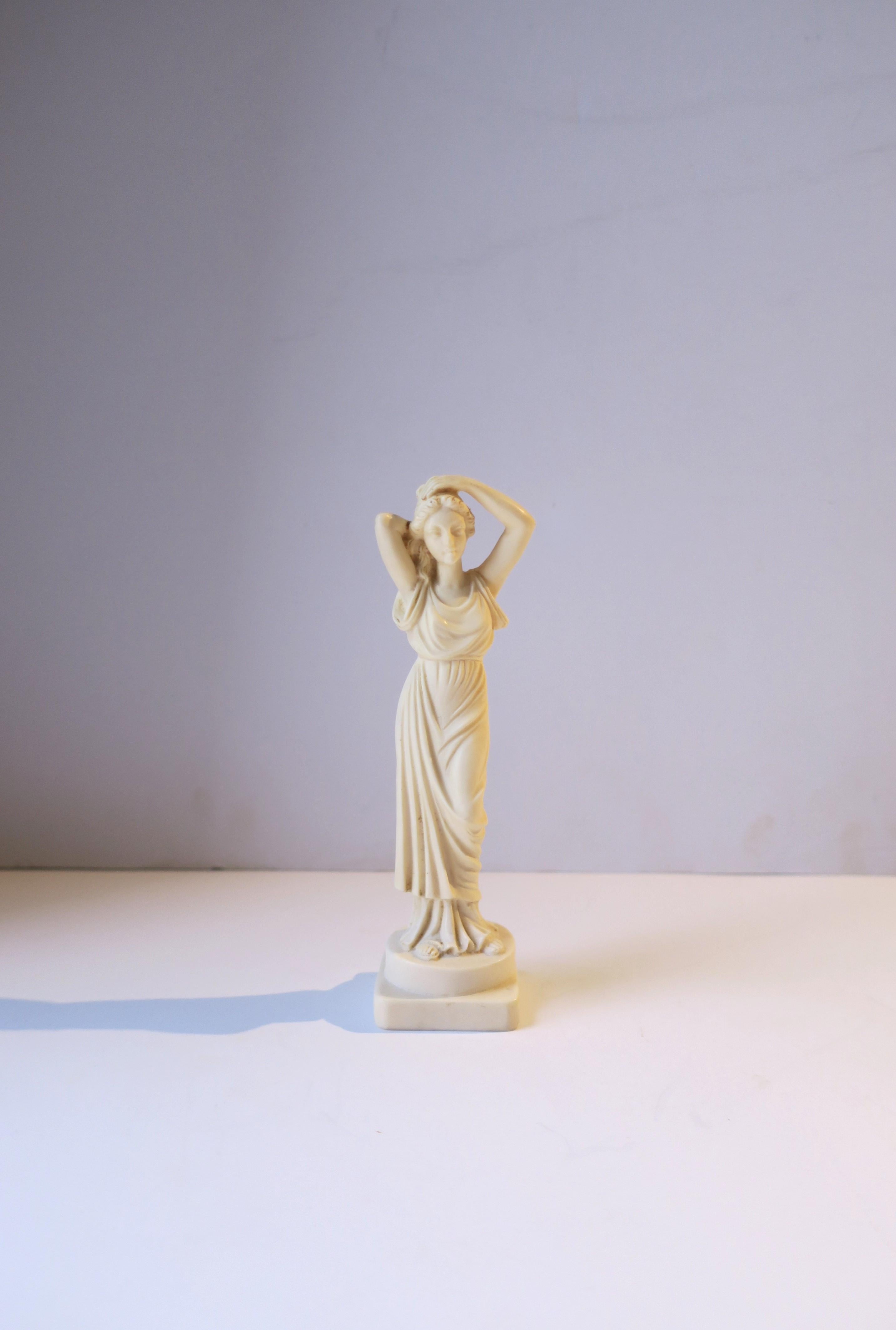 Statue de femme néoclassique italienne, petite en vente 1