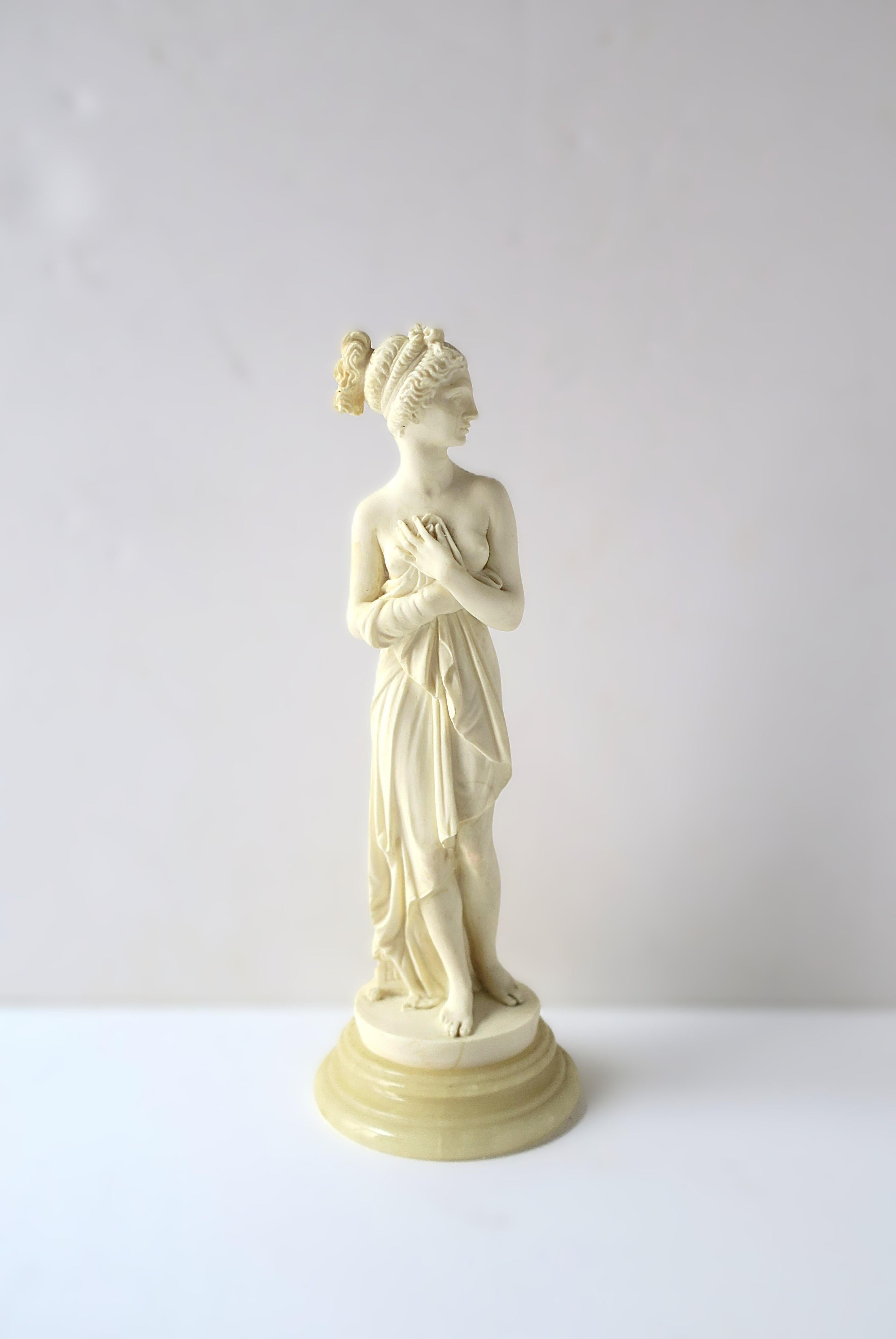 Italienische Reproduktion einer weiblichen Statue aus Harz und Alabastermarmor im neoklassischen Stil, Mitte bis Ende des 20. Die Statue ist aus grauweißem/antikweißem Harz mit einem Sockel aus Alabastermarmor. Ein großartiges Dekorationsobjekt für