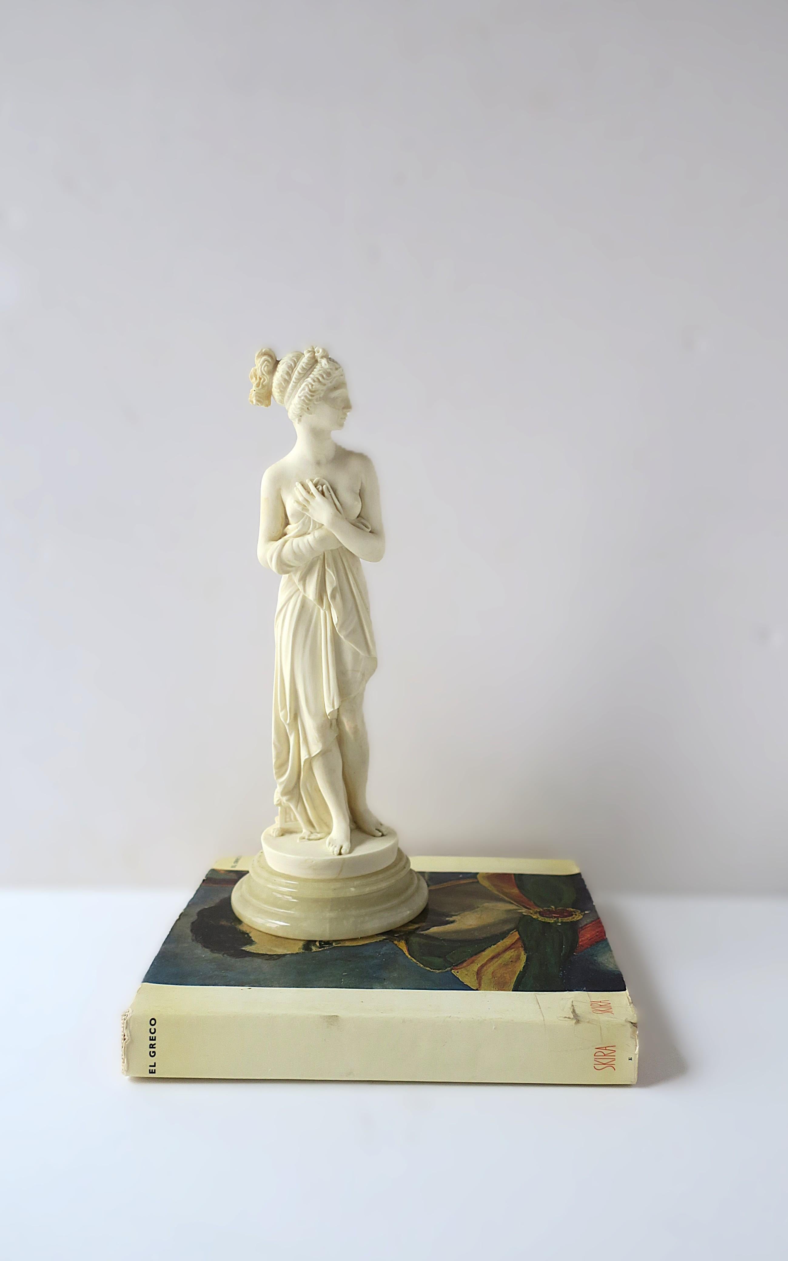 Italienische neoklassische weibliche Skulptur Statue (Neoklassisch) im Angebot