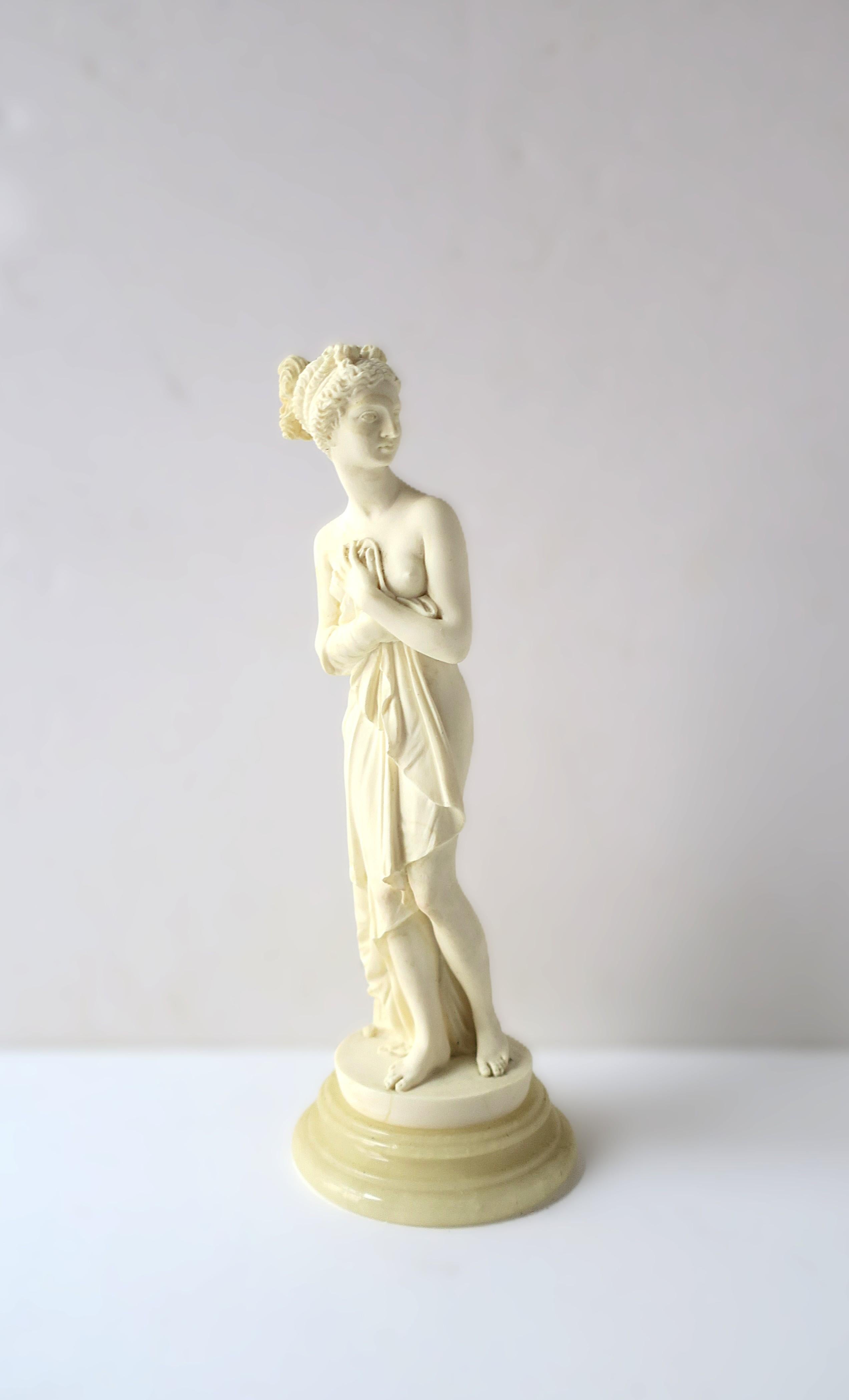 Italienische neoklassische weibliche Skulptur Statue im Zustand „Gut“ im Angebot in New York, NY