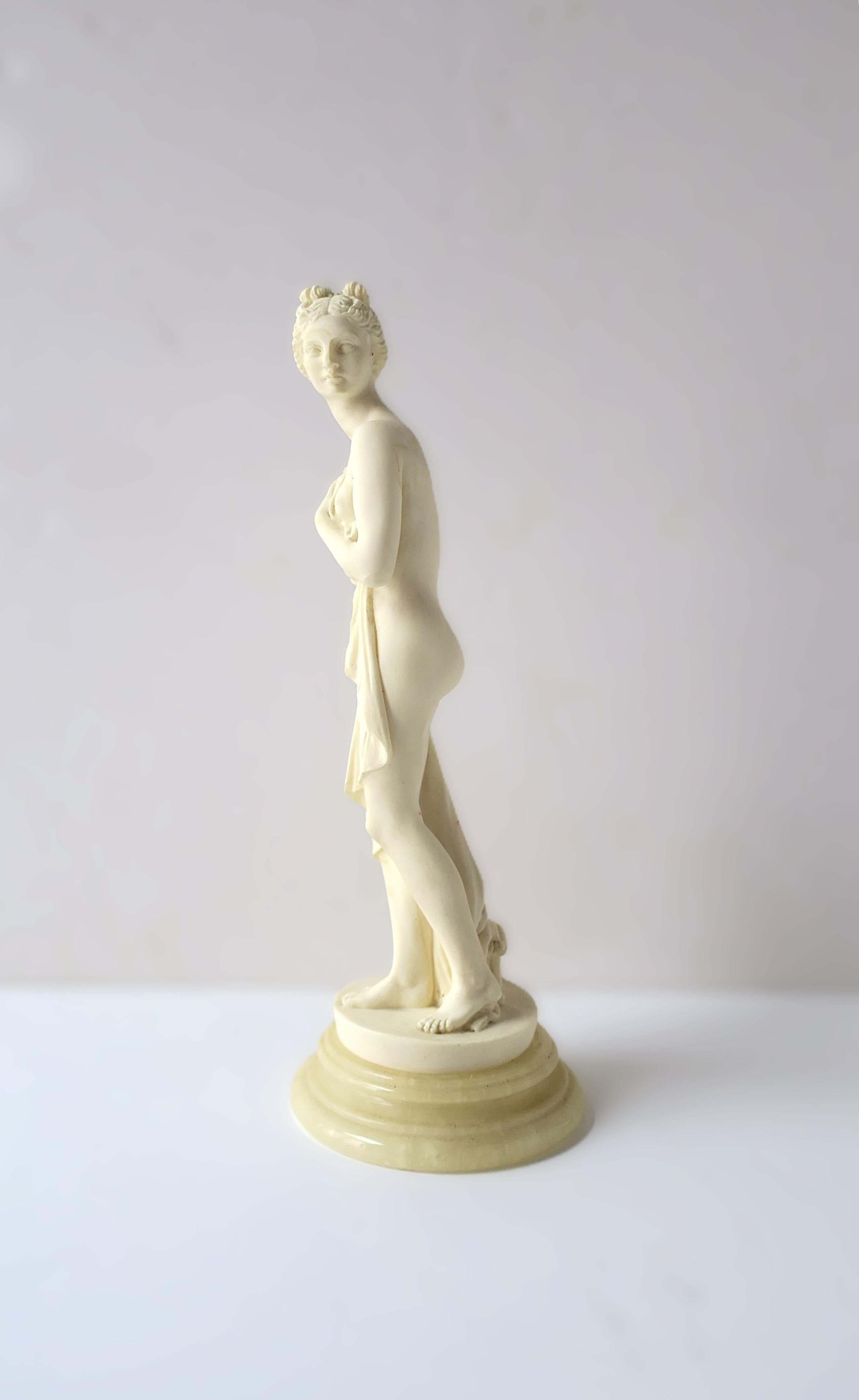 Italienische neoklassische weibliche Skulptur Statue (20. Jahrhundert) im Angebot