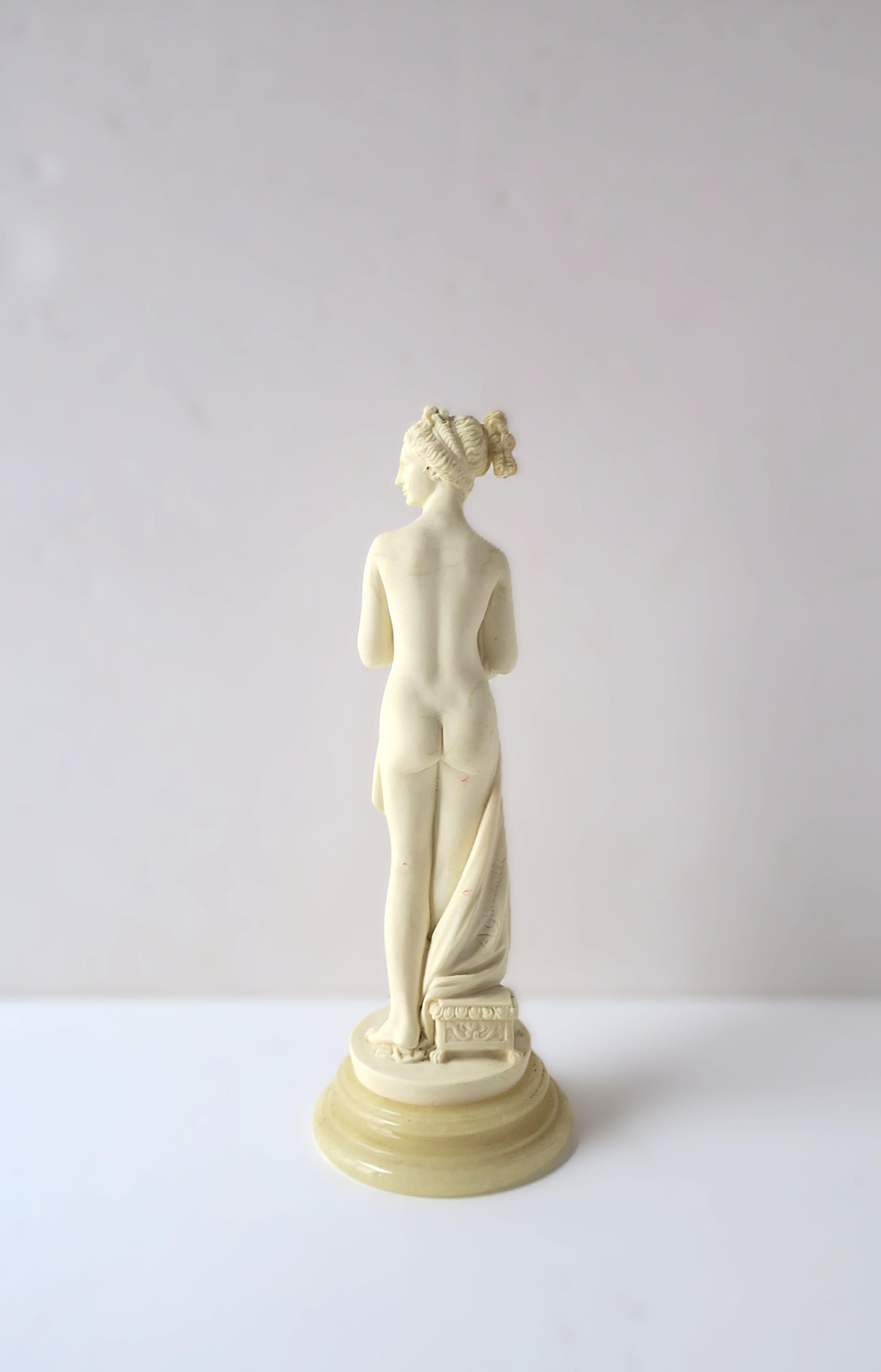 Italienische neoklassische weibliche Skulptur Statue (Harz) im Angebot