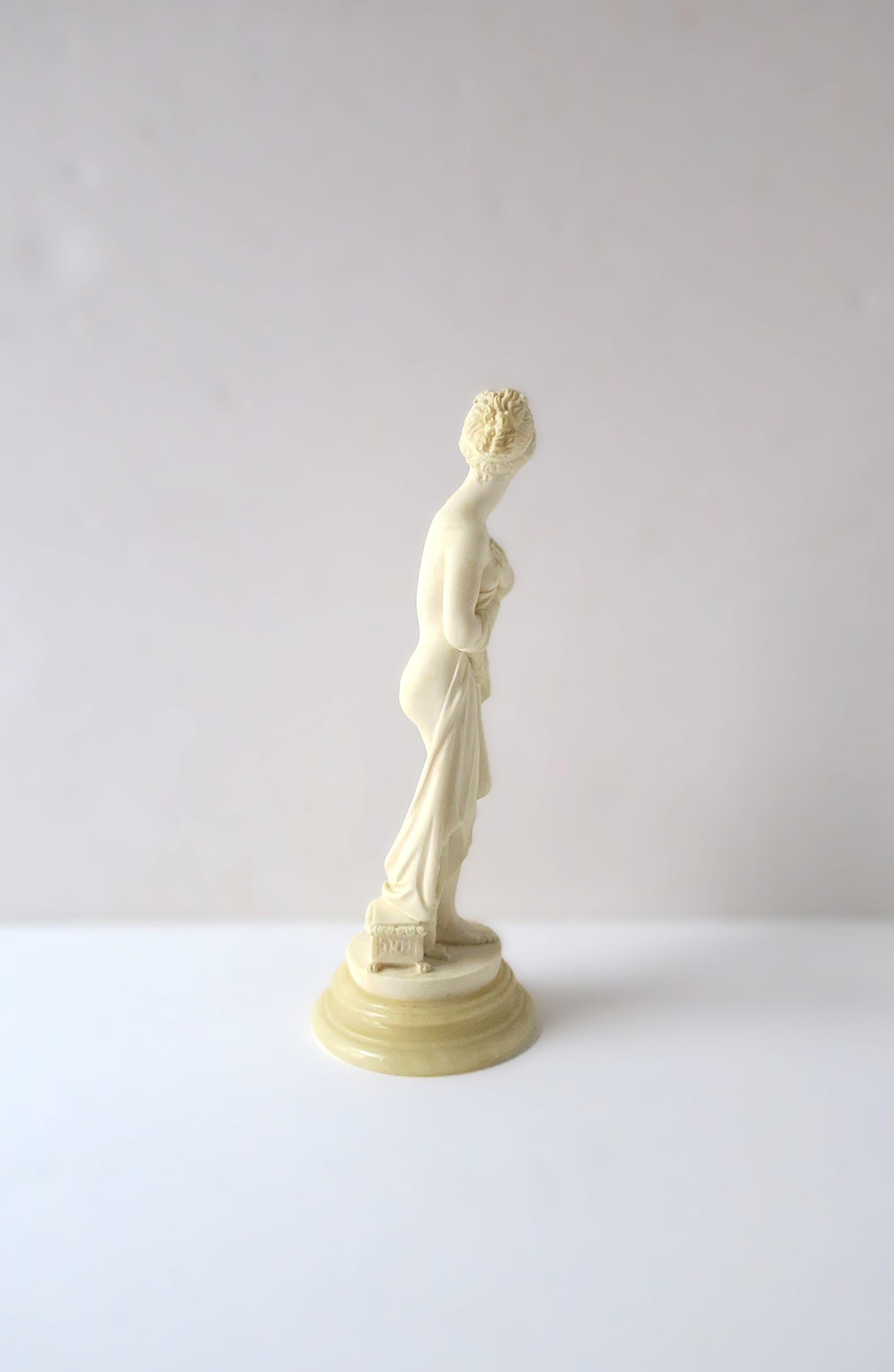 Italienische neoklassische weibliche Skulptur Statue im Angebot 1