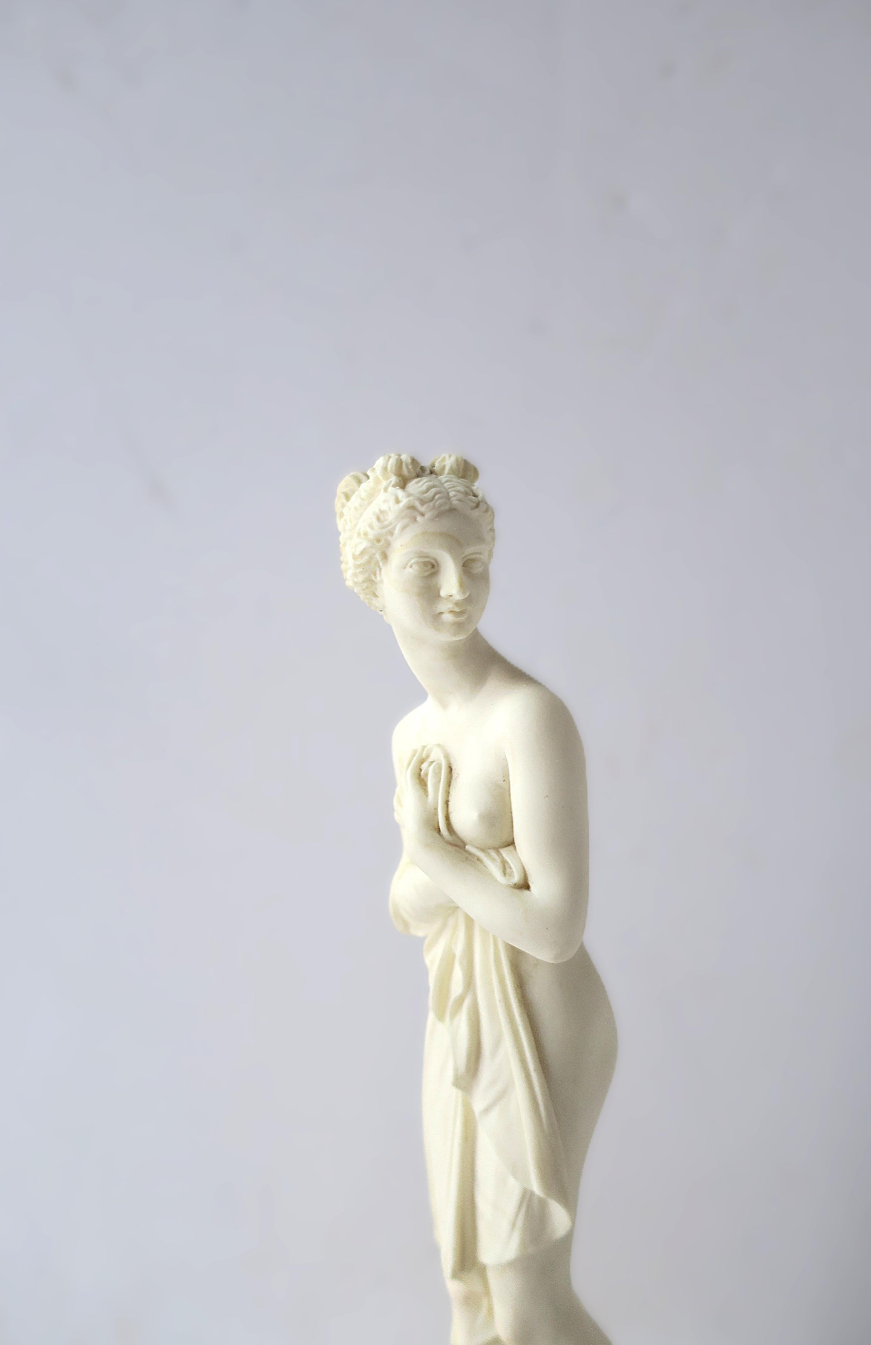 Italienische neoklassische weibliche Skulptur Statue im Angebot 2