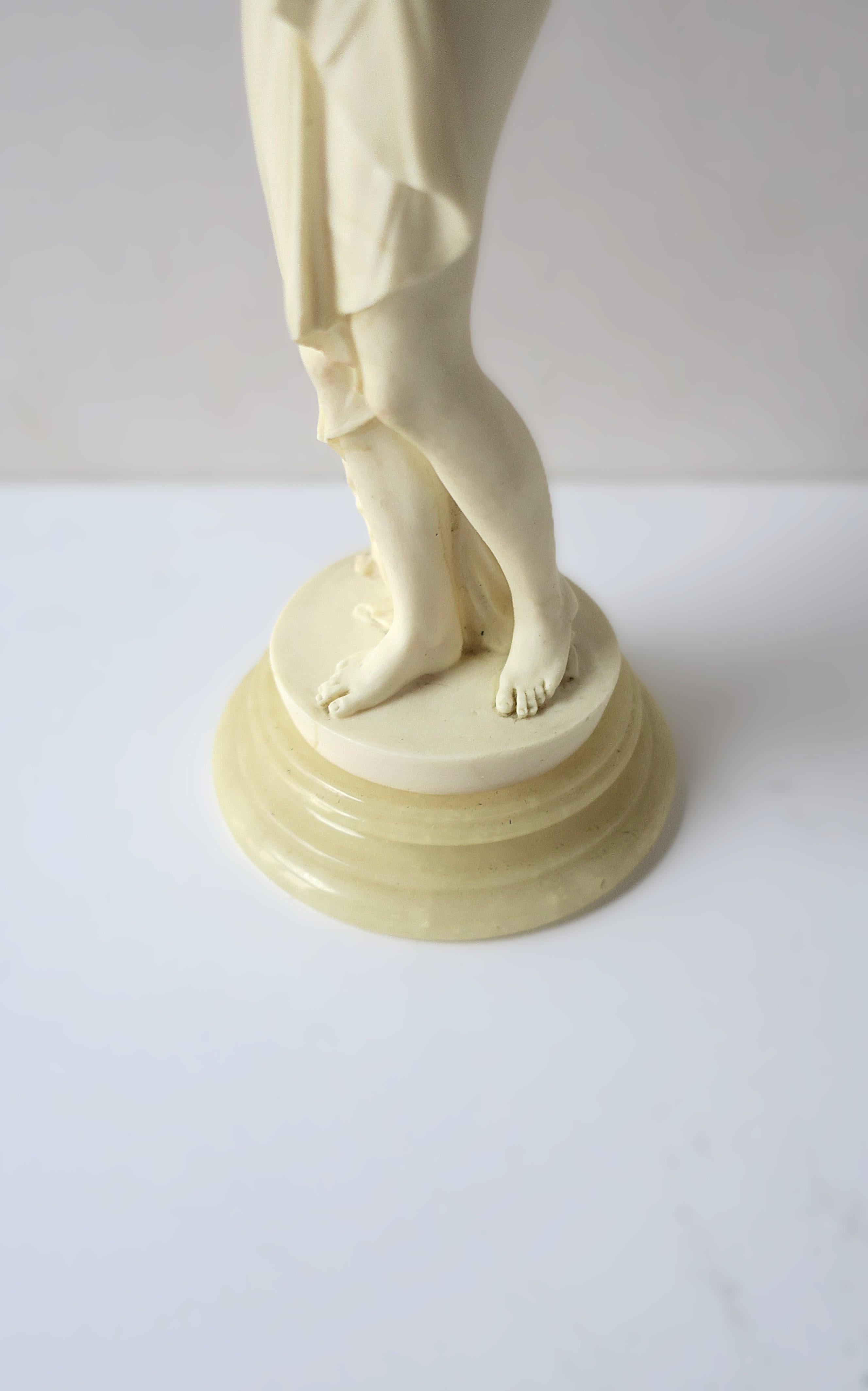 Italienische neoklassische weibliche Skulptur Statue im Angebot 3