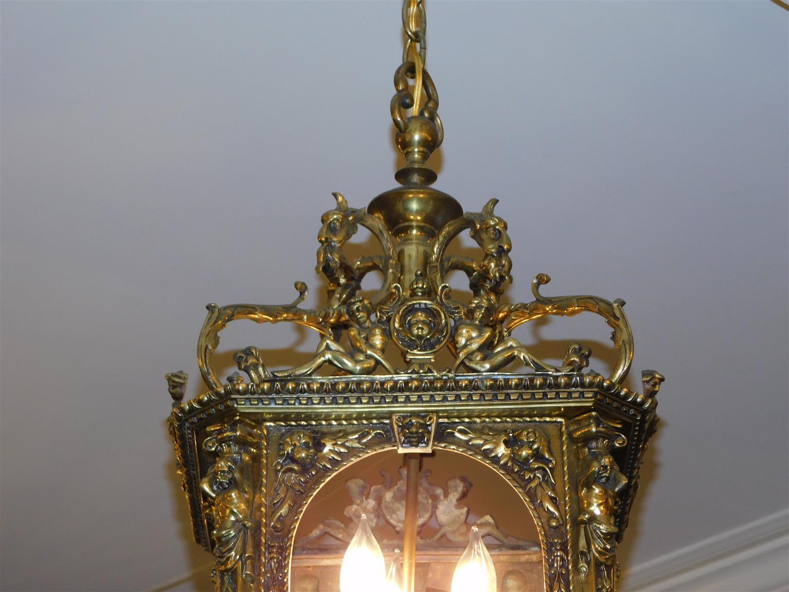 Italienische neoklassizistische Hängelaterne aus vergoldeter Bronze mit Figuren und Blattwerk, um 1820 im Zustand „Hervorragend“ im Angebot in Charleston, SC