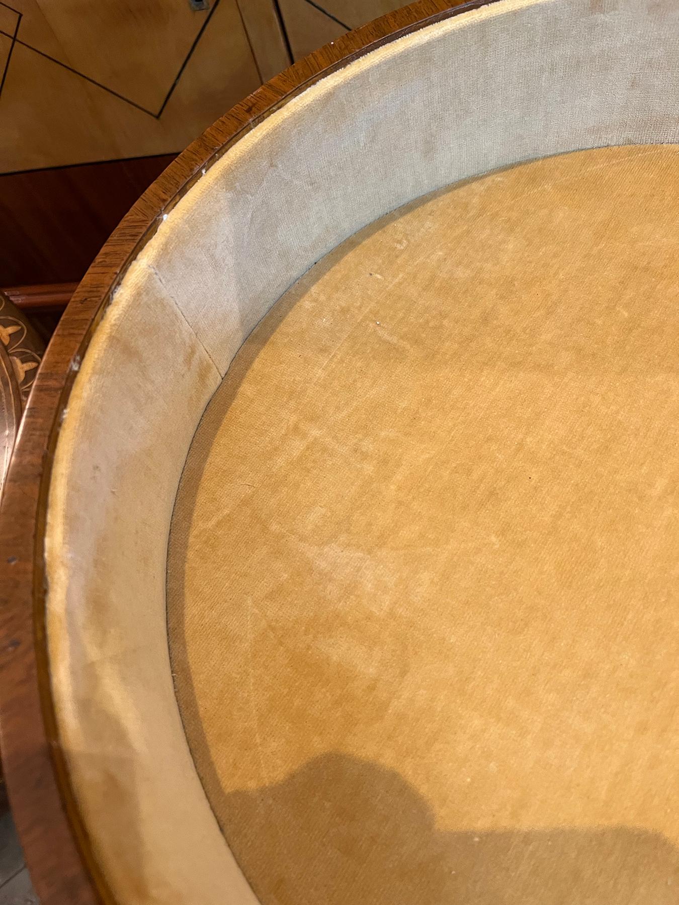 Costurero cilíndrico neoclásico italiano con incrustaciones de madera de frutal sobre soporte en venta 2