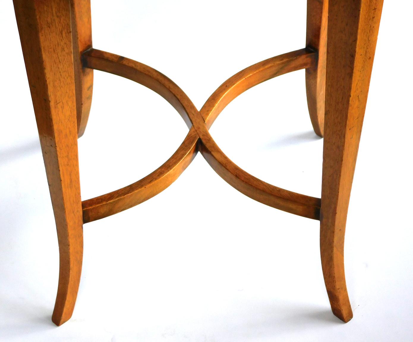 Costurero cilíndrico neoclásico italiano con incrustaciones de madera de frutal sobre soporte Italiano en venta