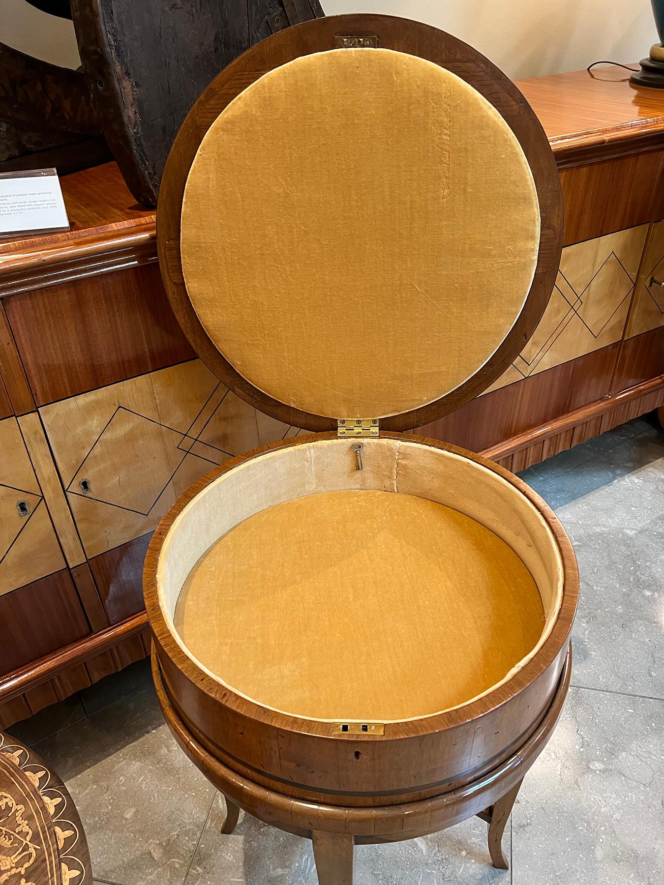 Costurero cilíndrico neoclásico italiano con incrustaciones de madera de frutal sobre soporte principios del siglo XIX en venta