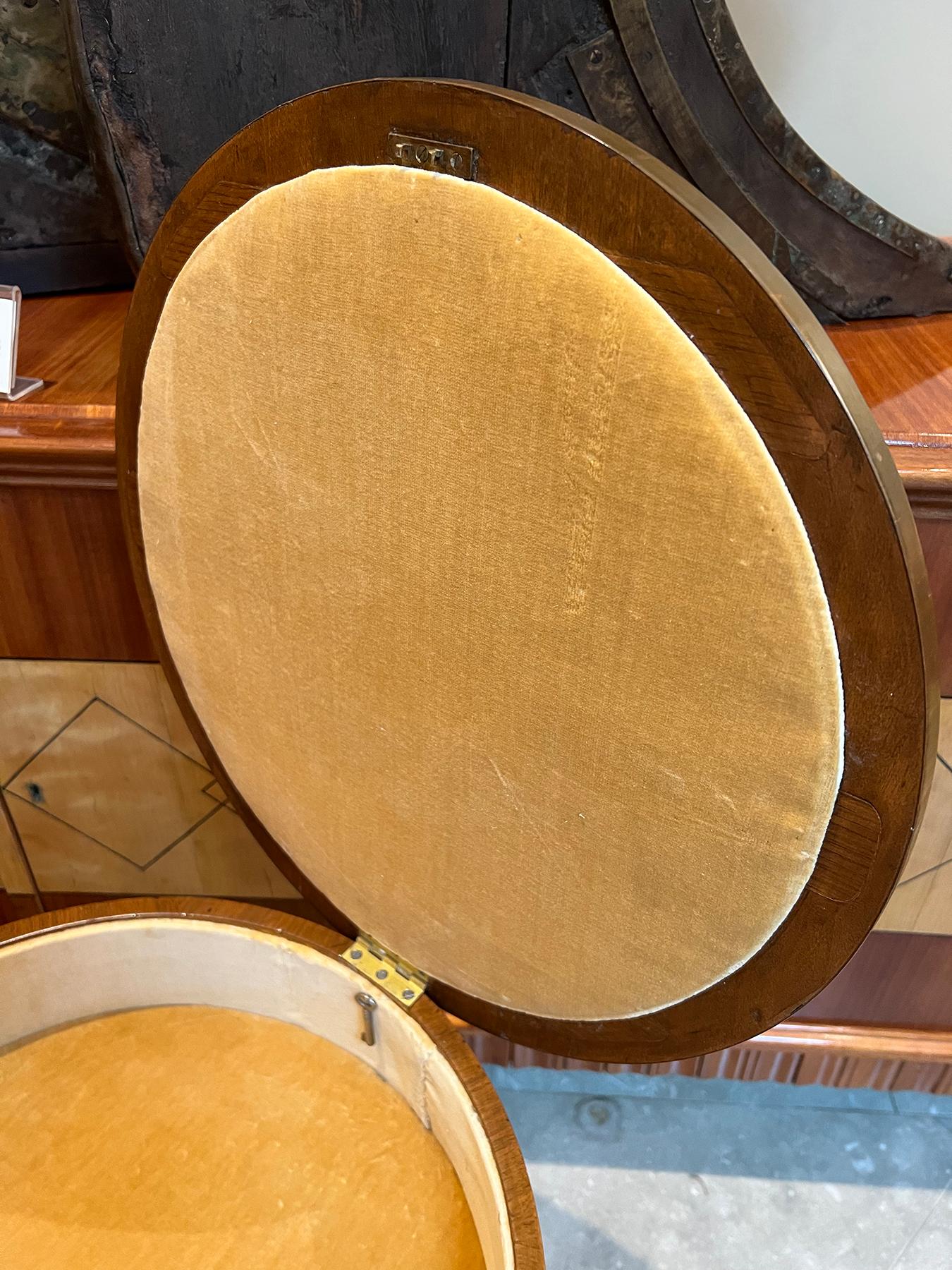 Costurero cilíndrico neoclásico italiano con incrustaciones de madera de frutal sobre soporte Madera frutal en venta