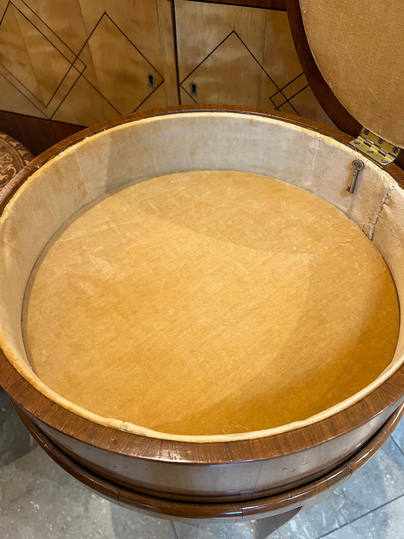 Costurero cilíndrico neoclásico italiano con incrustaciones de madera de frutal sobre soporte en venta 1