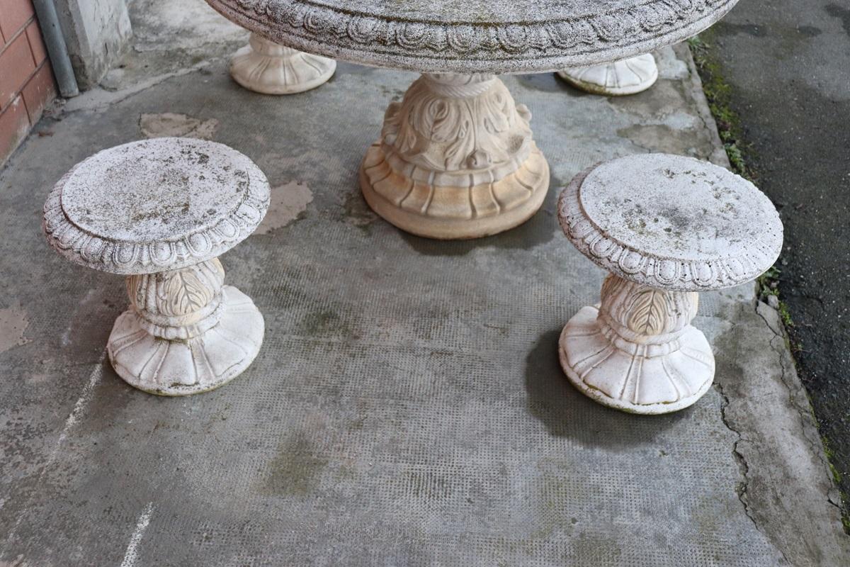 Mesa de jardín neoclásica italiana con cuatro taburetes Italiano en venta