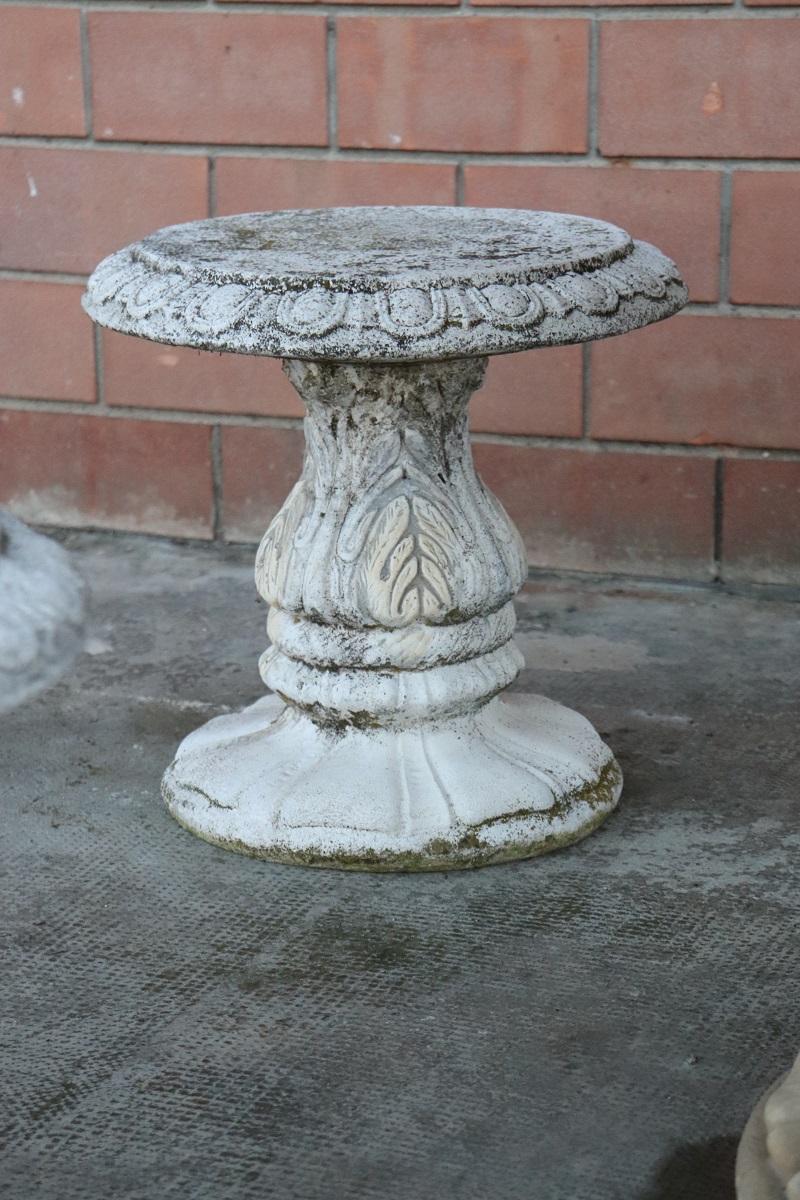 Italienischer neoklassizistischer Gartentisch mit vier Hockern (Zement) im Angebot